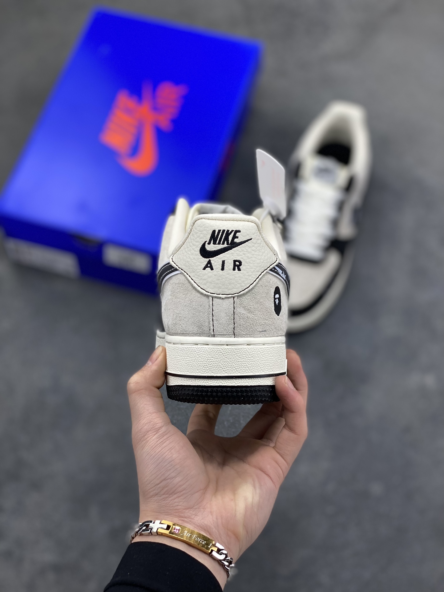 图片[4]-猿颜潮范，经典重构｜Nike Air Force 1 Low x BAPE联名款，当Nike Air Force 1 Low的传奇鞋型邂逅BAPE的街头猿力，这双SY1388-024直接将潮流辨识度拉满，米白磨砂皮革与黑色亮面材质拼接鞋身，碰撞出层次丰富的视觉质感。鞋头排布的迷你银色Swoosh打破常规，鞋侧BAPE标志性的星星闪电勾取代经典Nike标识，猿人头徽章点缀后跟，每一处细节都烙印着联名的独特基因。鞋舌处的BAPE字样与猿人头吊坠挂饰，更是将街头潮范贯彻到底，成为吸睛的点睛之笔。米白中底搭配黑色外底，经典的AF1轮廓下暗藏潮奢细节，刻字“AIR”延续鞋款的舒适内核。无论是搭配街头工装还是休闲潮搭，这双联名款都能让你轻松跳出穿搭平庸，用足下的猿颜潮范，诠释独属于你的街头态度-选品中心