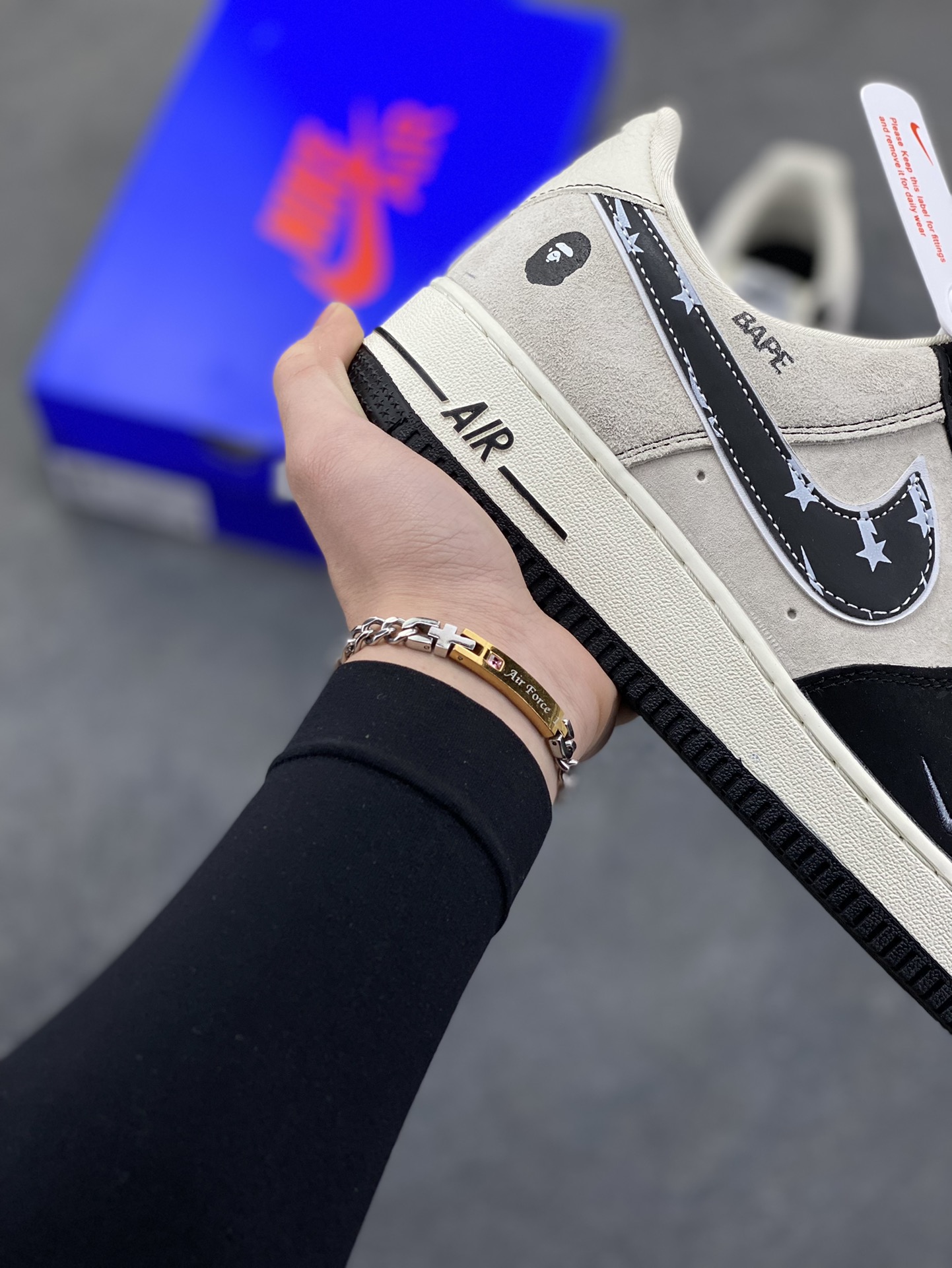 图片[6]-猿颜潮范，经典重构｜Nike Air Force 1 Low x BAPE联名款，当Nike Air Force 1 Low的传奇鞋型邂逅BAPE的街头猿力，这双SY1388-024直接将潮流辨识度拉满，米白磨砂皮革与黑色亮面材质拼接鞋身，碰撞出层次丰富的视觉质感。鞋头排布的迷你银色Swoosh打破常规，鞋侧BAPE标志性的星星闪电勾取代经典Nike标识，猿人头徽章点缀后跟，每一处细节都烙印着联名的独特基因。鞋舌处的BAPE字样与猿人头吊坠挂饰，更是将街头潮范贯彻到底，成为吸睛的点睛之笔。米白中底搭配黑色外底，经典的AF1轮廓下暗藏潮奢细节，刻字“AIR”延续鞋款的舒适内核。无论是搭配街头工装还是休闲潮搭，这双联名款都能让你轻松跳出穿搭平庸，用足下的猿颜潮范，诠释独属于你的街头态度-选品中心