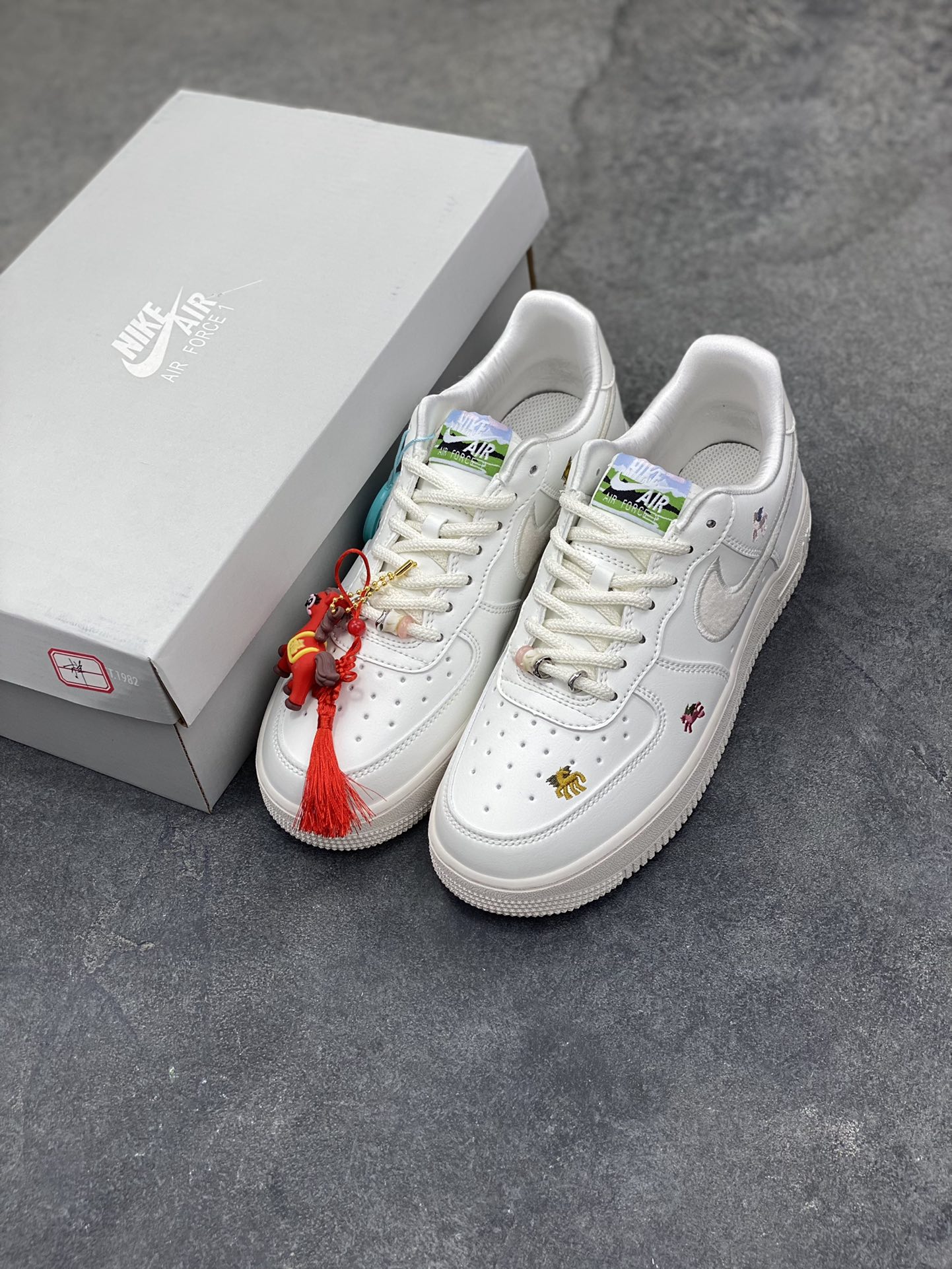 图片[8]-NIke Air Force 1 ‘07 Low 空军一号低帮 运动鞋 休闲鞋 折边针车 工艺难度大 原楦头原纸板 原装鞋盒 定制五金配件 内置全掌气垫 原厂鞋底 货号：IQ1143-100 尺码：36 36.5 37.5 38 38.5 39 40 40.5 41 42 42.5 43 44 44.5 45-选品中心