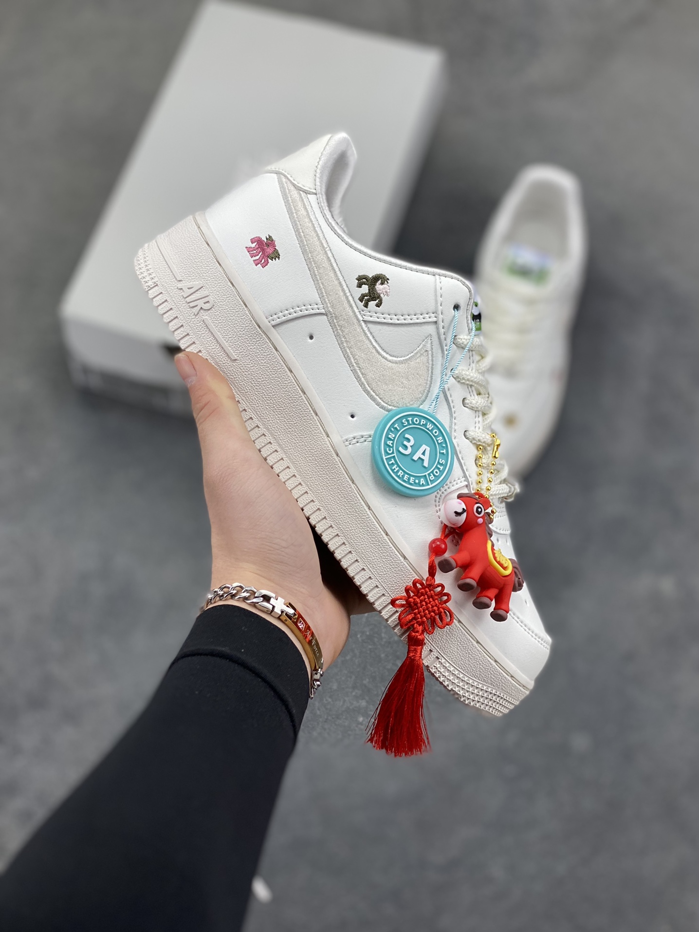 NIke Air Force 1 ‘07 Low 空军一号低帮 运动鞋 休闲鞋 折边针车 工艺难度大 原楦头原纸板 原装鞋盒 定制五金配件 内置全掌气垫 原厂鞋底 货号：IQ1143-100 尺码：36 36.5 37.5 38 38.5 39 40 40.5 41 42 42.5 43 44 44.5 45-选品中心