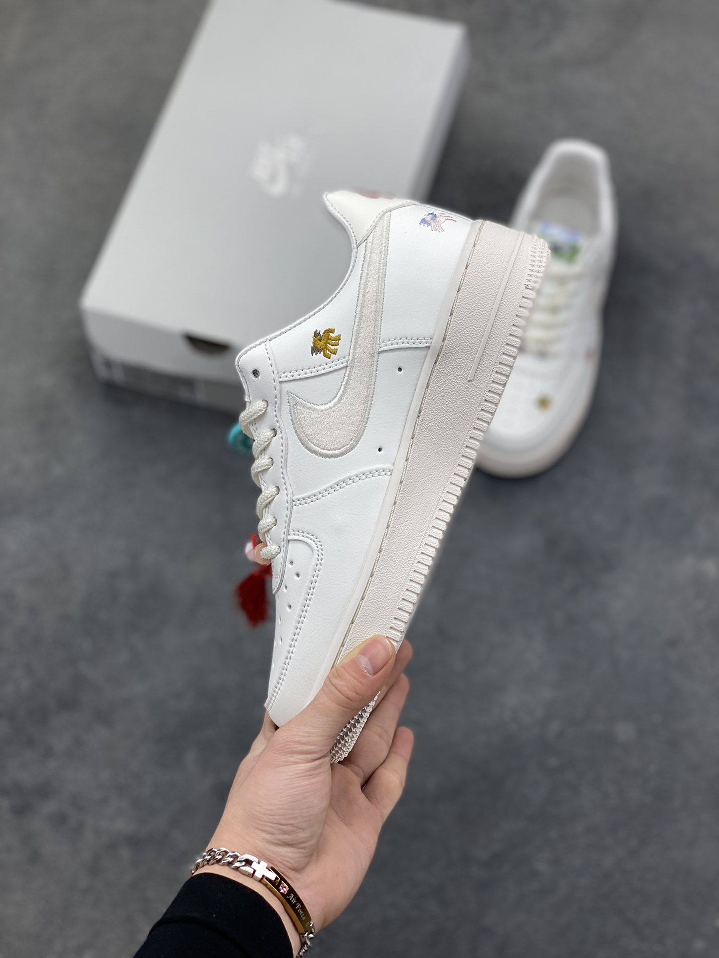 图片[3]-NIke Air Force 1 ‘07 Low 空军一号低帮 运动鞋 休闲鞋 折边针车 工艺难度大 原楦头原纸板 原装鞋盒 定制五金配件 内置全掌气垫 原厂鞋底 货号：IQ1143-100 尺码：36 36.5 37.5 38 38.5 39 40 40.5 41 42 42.5 43 44 44.5 45-选品中心