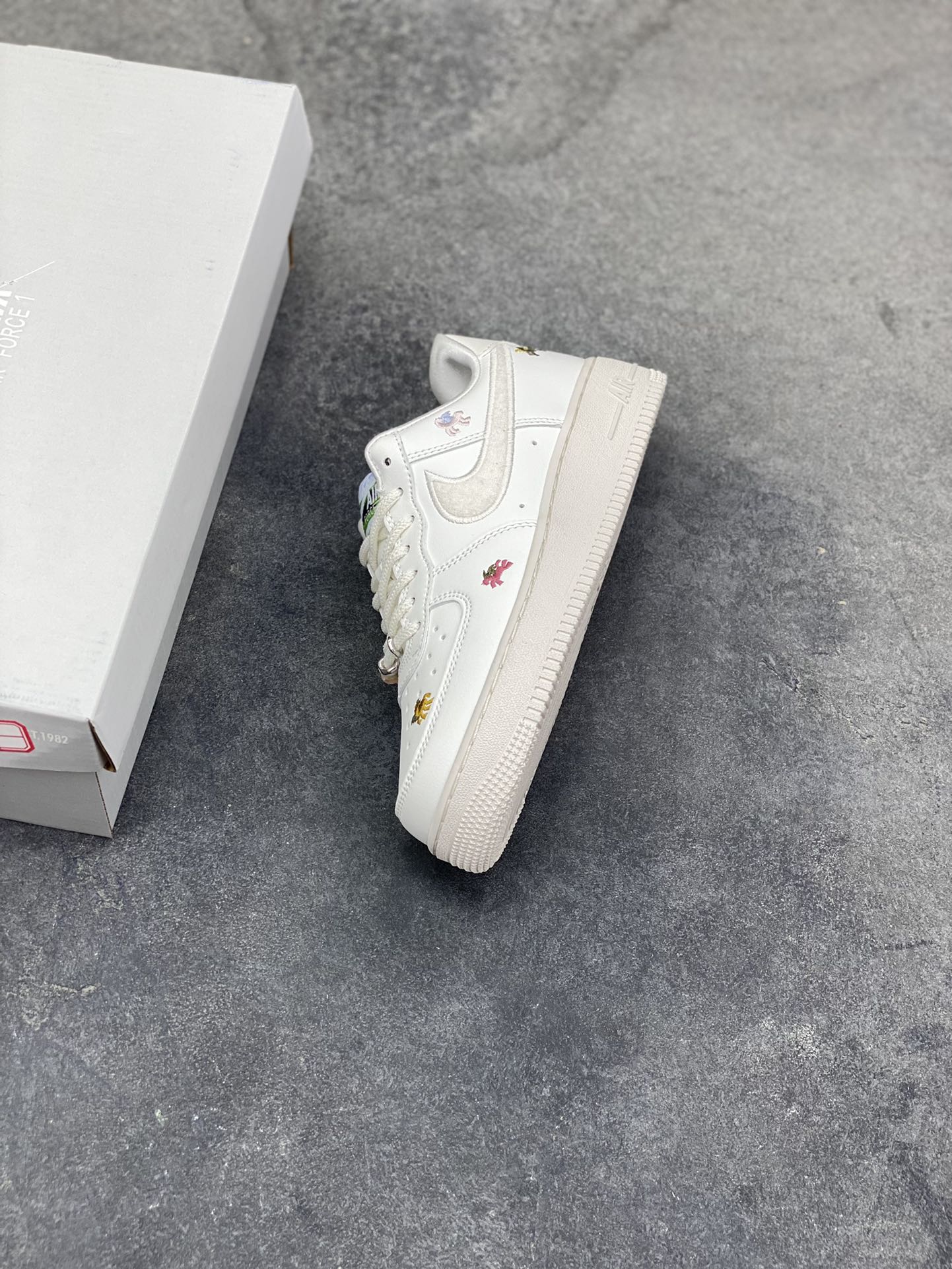 图片[7]-NIke Air Force 1 ‘07 Low 空军一号低帮 运动鞋 休闲鞋 折边针车 工艺难度大 原楦头原纸板 原装鞋盒 定制五金配件 内置全掌气垫 原厂鞋底 货号：IQ1143-100 尺码：36 36.5 37.5 38 38.5 39 40 40.5 41 42 42.5 43 44 44.5 45-选品中心