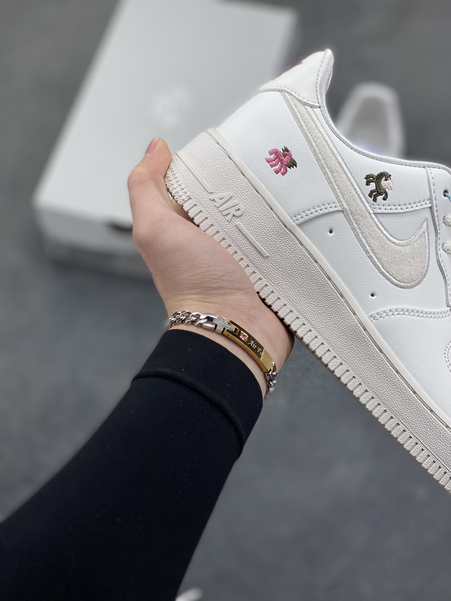 图片[6]-NIke Air Force 1 ‘07 Low 空军一号低帮 运动鞋 休闲鞋 折边针车 工艺难度大 原楦头原纸板 原装鞋盒 定制五金配件 内置全掌气垫 原厂鞋底 货号：IQ1143-100 尺码：36 36.5 37.5 38 38.5 39 40 40.5 41 42 42.5 43 44 44.5 45-选品中心