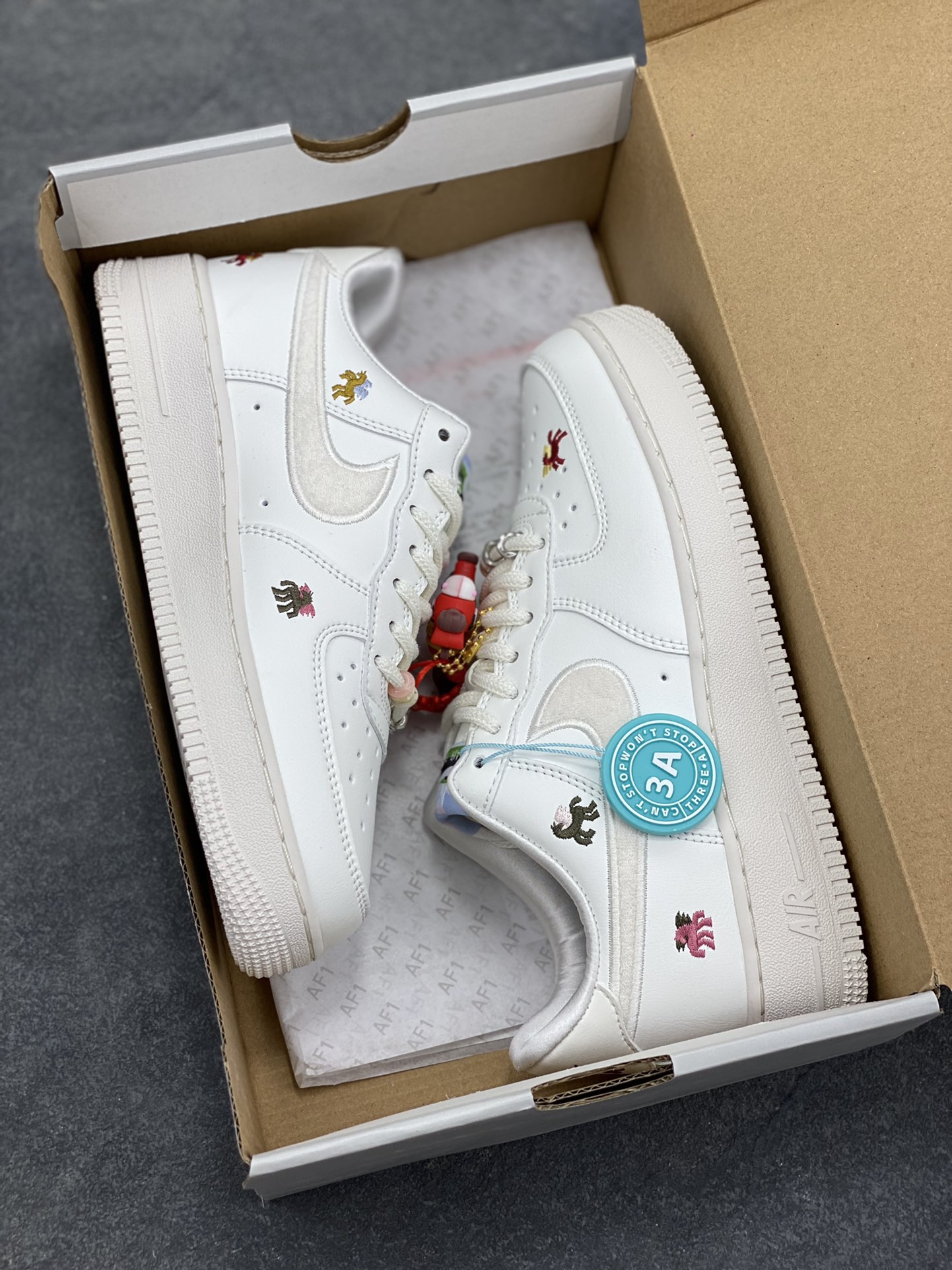 图片[9]-NIke Air Force 1 ‘07 Low 空军一号低帮 运动鞋 休闲鞋 折边针车 工艺难度大 原楦头原纸板 原装鞋盒 定制五金配件 内置全掌气垫 原厂鞋底 货号：IQ1143-100 尺码：36 36.5 37.5 38 38.5 39 40 40.5 41 42 42.5 43 44 44.5 45-选品中心