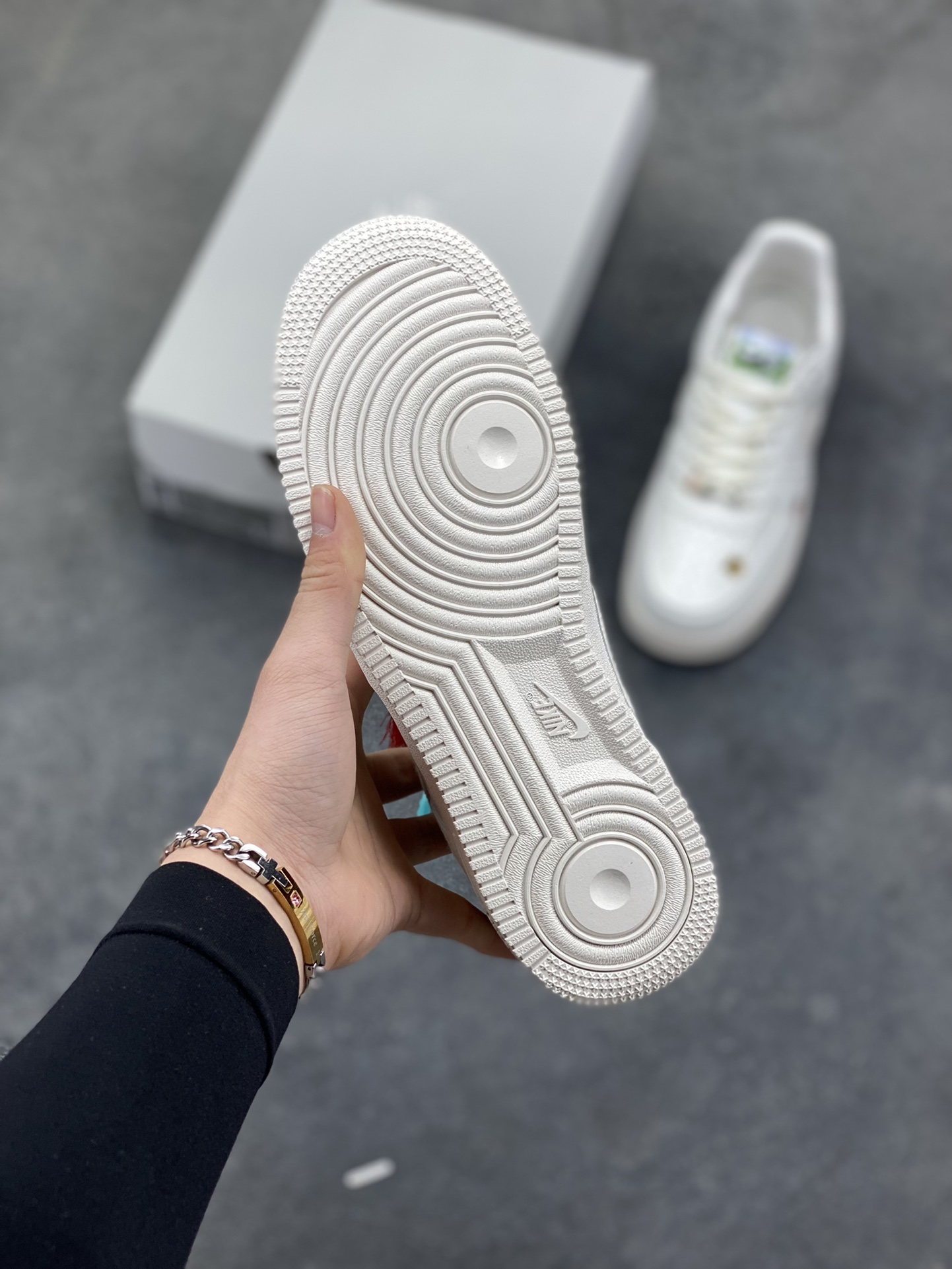 图片[5]-NIke Air Force 1 ‘07 Low 空军一号低帮 运动鞋 休闲鞋 折边针车 工艺难度大 原楦头原纸板 原装鞋盒 定制五金配件 内置全掌气垫 原厂鞋底 货号：IQ1143-100 尺码：36 36.5 37.5 38 38.5 39 40 40.5 41 42 42.5 43 44 44.5 45-选品中心