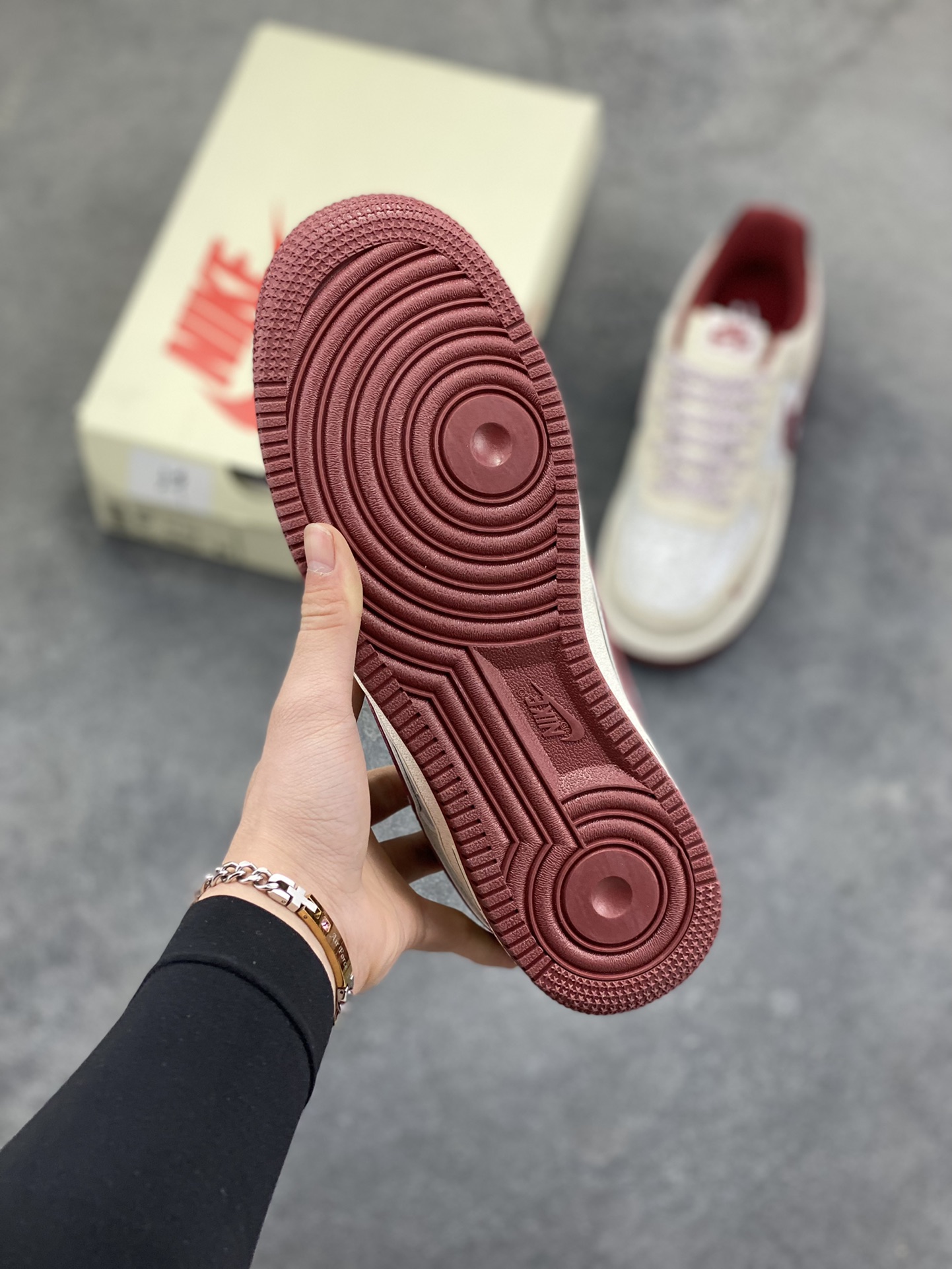 图片[5]-解构潮范，低帮新绎｜Nike Air Force 1 Low x Supreme联名款！当Nike Air Force 1 Low的经典街头底蕴碰撞Supreme的硬核潮牌基因，这双SS1979-012联名款成为街头潮流跨界的又一重磅之作，将复古板鞋的魅力与潮牌的个性表达融合到极致。 鞋身以浅米翻毛皮革为主调，酒红色饰条勾勒出利落的轮廓线条，材质的细腻质感与色彩的撞色搭配，瞬间拉满视觉层次。解构主义设计的双层Swoosh打破常规，酒红主Swoosh叠搭白色细勾，侧边印刻的“NIKE”与Supreme方块标识相互呼应，鞋舌处的编织鞋带、鞋身的涂鸦风暗纹，每一处细节都暗藏联名的巧思。鞋侧的小勾刺绣、中底的“Air”字样与酒红外底的组合，延续了Air Force 1 Low的经典轮廓，又为鞋款注入了Supreme标志性的潮酷灵魂。浅米中底搭配酒红外底，兼顾了复古脚感与潮流视觉，让这双联名款既能适配街头工装风穿搭，也能融入高街休闲造型。无论是潮牌爱好者的收藏清单，还是日常出街的吸睛选择，这双Nike Air Force 1 Low x Supreme都能以解构潮范的独特气质，让你轻松成为街头焦点。-选品中心