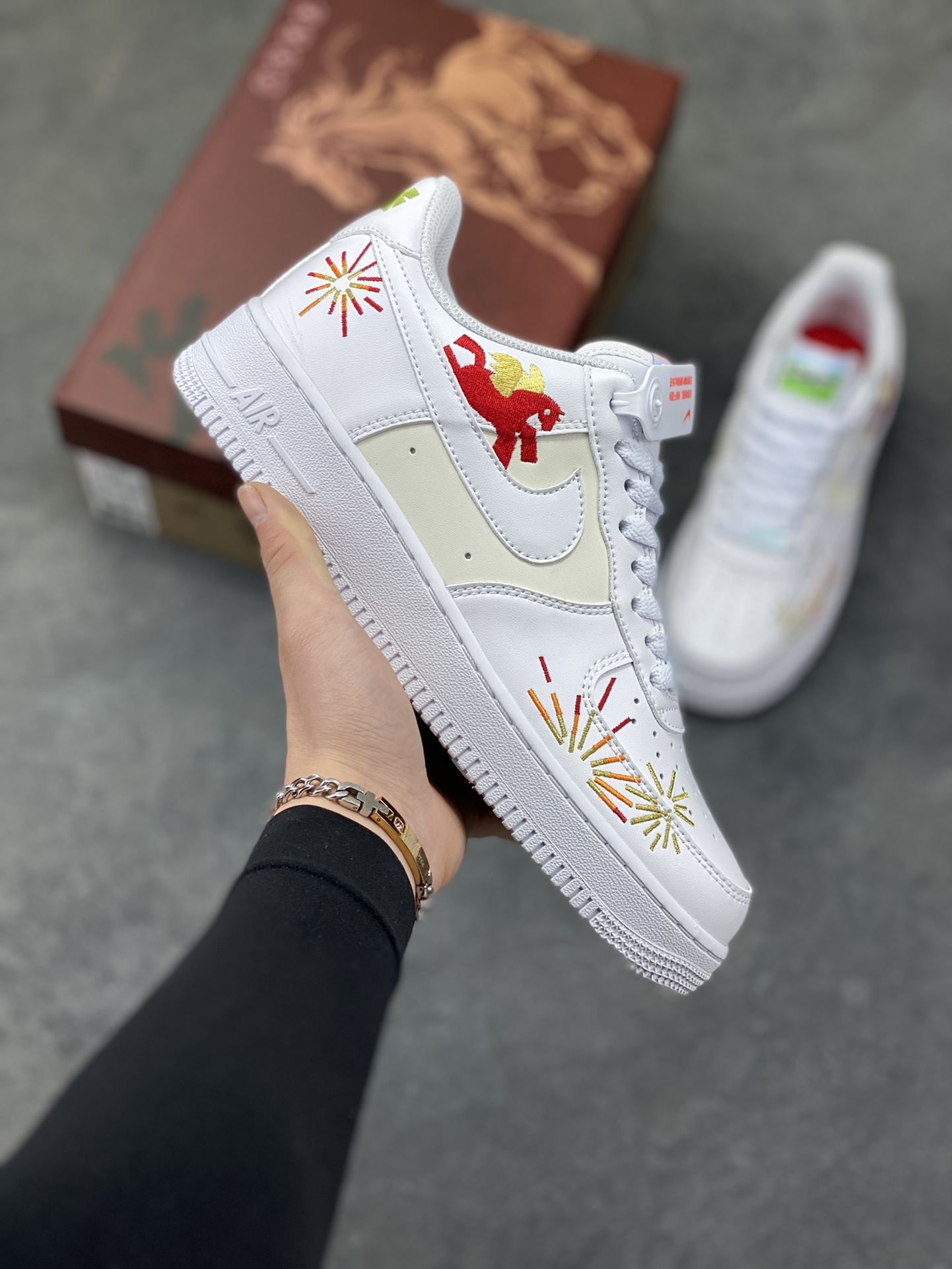 NIke Air Force 1 ‘07 Low 空军一号低帮 运动鞋 休闲鞋 折边针车 工艺难度大 原楦头原纸板 原装鞋盒 定制五金配件 内置全掌气垫 原厂鞋底 货号：IQ1133-111 尺码：36 36.5 37.5 38 38.5 39 40 40.5 41 42 42.5 43 44 44.5 45-选品中心