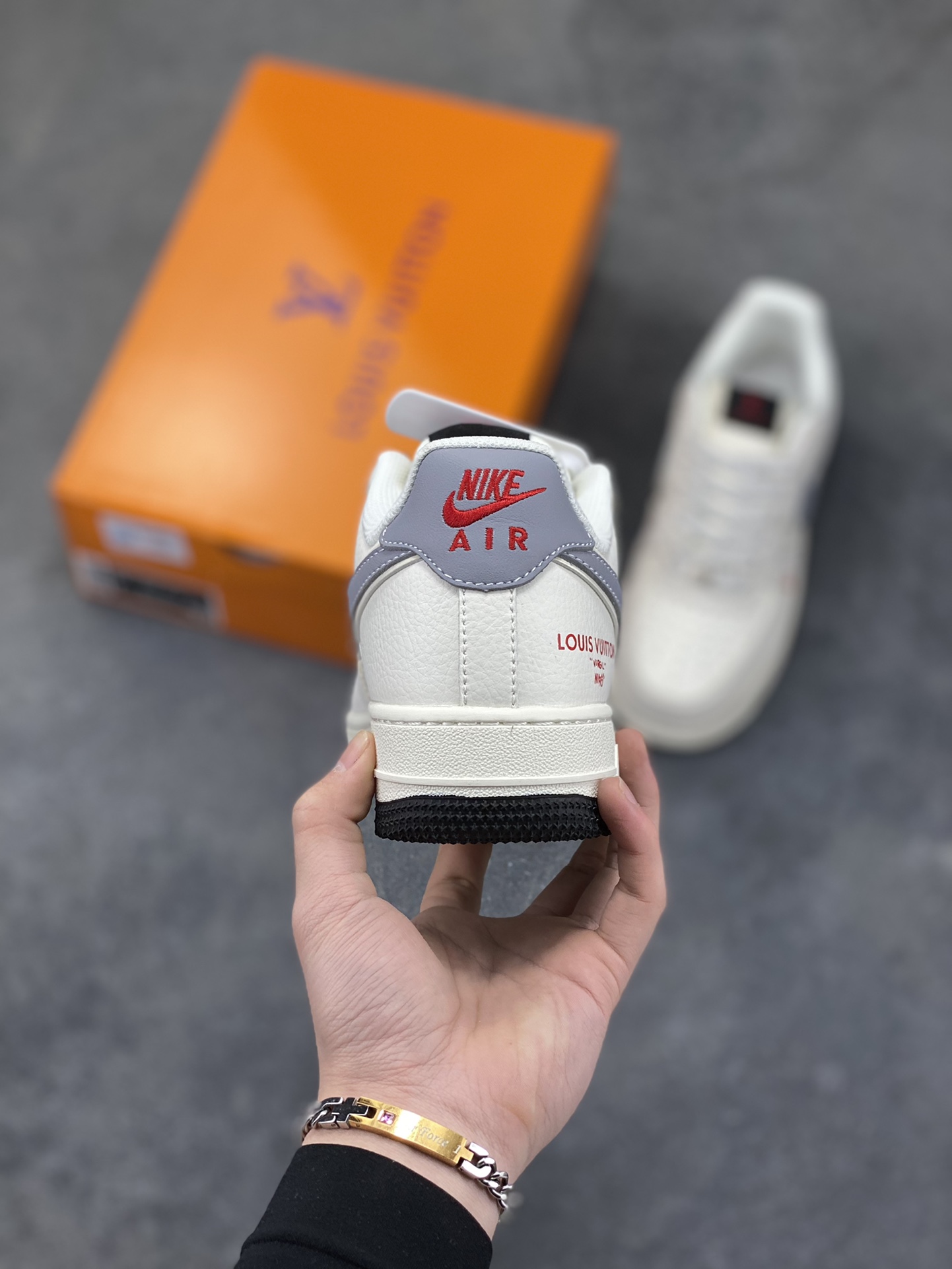 图片[4]-奢潮融合，经典加冕｜Nike Air Force 1 Low x Louis Vuitton联名款！当街头传奇Air Force 1 Low邂逅顶奢Louis Vuitton，这双KD6699-F06直接将奢潮美学推向新高度，成为潮流与奢华碰撞的极致之作。 鞋身以米白为主调，细腻的磨砂皮革搭配满印的LV经典Monogram老花暗纹，低调中暗藏奢华底蕴。鞋头醒目的红色LV标识、鞋侧灰调Swoosh与后跟红色“LOUIS VUITTON”字样形成视觉呼应，灰蓝拼接的鞋领包边更添层次，每一处细节都将LV的奢雅与AF1的街头基因完美融合。经典的米白中底保留了AF1标志性的“AIR”刻字，搭配黑色外底收尾，延续鞋款的舒适脚感与经典轮廓。无论是高街穿搭的奢潮表达，还是收藏级的鞋款珍藏，这双联名款都以奢潮跨界的独特魅力，成为足下的顶级风景线，让你在潮流圈层中轻松脱颖而出。尺码：36 36.5 37.5 38 38.5 39 40 40.5 41 42 42.5 43 44 44.5 45-选品中心
