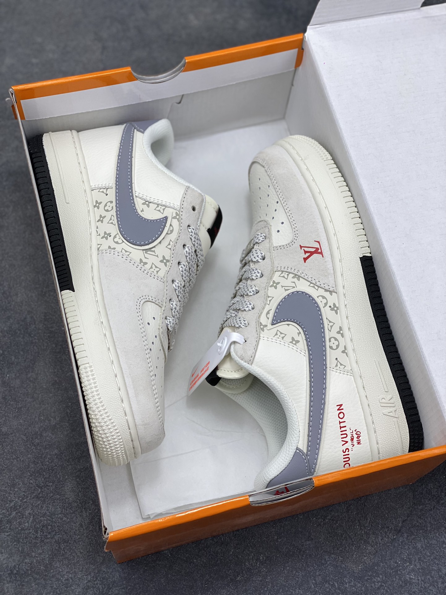 图片[9]-奢潮融合，经典加冕｜Nike Air Force 1 Low x Louis Vuitton联名款！当街头传奇Air Force 1 Low邂逅顶奢Louis Vuitton，这双KD6699-F06直接将奢潮美学推向新高度，成为潮流与奢华碰撞的极致之作。 鞋身以米白为主调，细腻的磨砂皮革搭配满印的LV经典Monogram老花暗纹，低调中暗藏奢华底蕴。鞋头醒目的红色LV标识、鞋侧灰调Swoosh与后跟红色“LOUIS VUITTON”字样形成视觉呼应，灰蓝拼接的鞋领包边更添层次，每一处细节都将LV的奢雅与AF1的街头基因完美融合。经典的米白中底保留了AF1标志性的“AIR”刻字，搭配黑色外底收尾，延续鞋款的舒适脚感与经典轮廓。无论是高街穿搭的奢潮表达，还是收藏级的鞋款珍藏，这双联名款都以奢潮跨界的独特魅力，成为足下的顶级风景线，让你在潮流圈层中轻松脱颖而出。尺码：36 36.5 37.5 38 38.5 39 40 40.5 41 42 42.5 43 44 44.5 45-选品中心