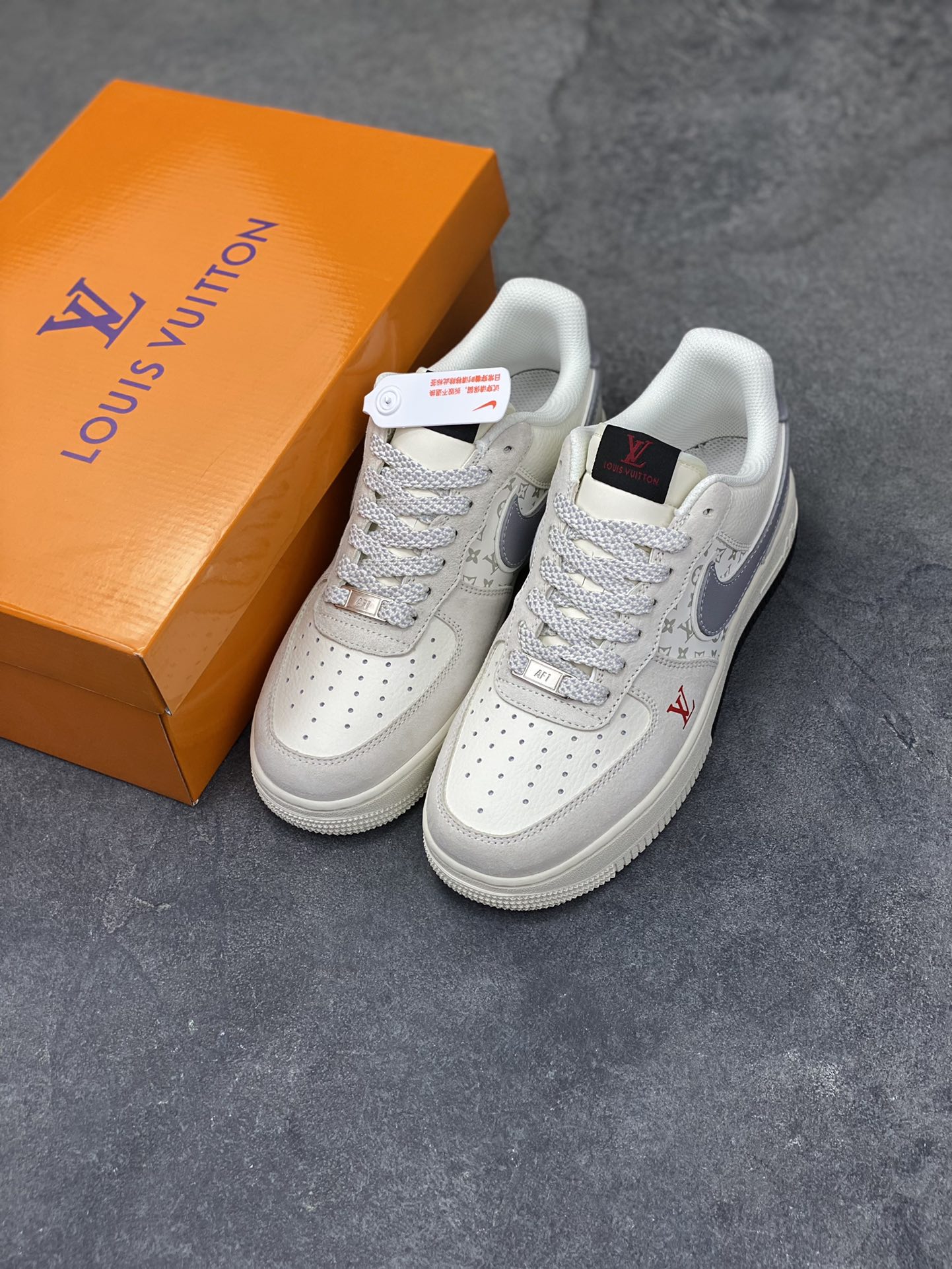 图片[8]-奢潮融合，经典加冕｜Nike Air Force 1 Low x Louis Vuitton联名款！当街头传奇Air Force 1 Low邂逅顶奢Louis Vuitton，这双KD6699-F06直接将奢潮美学推向新高度，成为潮流与奢华碰撞的极致之作。 鞋身以米白为主调，细腻的磨砂皮革搭配满印的LV经典Monogram老花暗纹，低调中暗藏奢华底蕴。鞋头醒目的红色LV标识、鞋侧灰调Swoosh与后跟红色“LOUIS VUITTON”字样形成视觉呼应，灰蓝拼接的鞋领包边更添层次，每一处细节都将LV的奢雅与AF1的街头基因完美融合。经典的米白中底保留了AF1标志性的“AIR”刻字，搭配黑色外底收尾，延续鞋款的舒适脚感与经典轮廓。无论是高街穿搭的奢潮表达，还是收藏级的鞋款珍藏，这双联名款都以奢潮跨界的独特魅力，成为足下的顶级风景线，让你在潮流圈层中轻松脱颖而出。尺码：36 36.5 37.5 38 38.5 39 40 40.5 41 42 42.5 43 44 44.5 45-选品中心