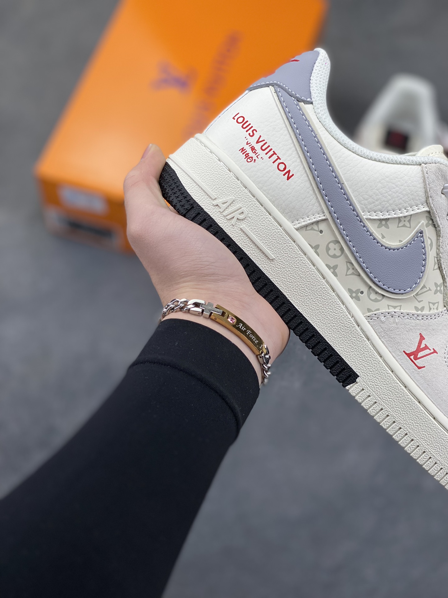 图片[6]-奢潮融合，经典加冕｜Nike Air Force 1 Low x Louis Vuitton联名款！当街头传奇Air Force 1 Low邂逅顶奢Louis Vuitton，这双KD6699-F06直接将奢潮美学推向新高度，成为潮流与奢华碰撞的极致之作。 鞋身以米白为主调，细腻的磨砂皮革搭配满印的LV经典Monogram老花暗纹，低调中暗藏奢华底蕴。鞋头醒目的红色LV标识、鞋侧灰调Swoosh与后跟红色“LOUIS VUITTON”字样形成视觉呼应，灰蓝拼接的鞋领包边更添层次，每一处细节都将LV的奢雅与AF1的街头基因完美融合。经典的米白中底保留了AF1标志性的“AIR”刻字，搭配黑色外底收尾，延续鞋款的舒适脚感与经典轮廓。无论是高街穿搭的奢潮表达，还是收藏级的鞋款珍藏，这双联名款都以奢潮跨界的独特魅力，成为足下的顶级风景线，让你在潮流圈层中轻松脱颖而出。尺码：36 36.5 37.5 38 38.5 39 40 40.5 41 42 42.5 43 44 44.5 45-选品中心