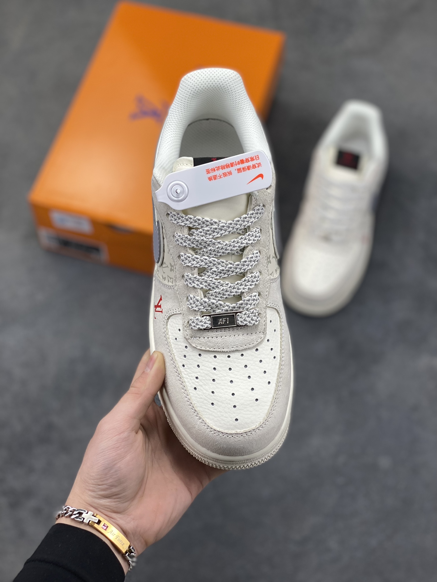 图片[2]-奢潮融合，经典加冕｜Nike Air Force 1 Low x Louis Vuitton联名款！当街头传奇Air Force 1 Low邂逅顶奢Louis Vuitton，这双KD6699-F06直接将奢潮美学推向新高度，成为潮流与奢华碰撞的极致之作。 鞋身以米白为主调，细腻的磨砂皮革搭配满印的LV经典Monogram老花暗纹，低调中暗藏奢华底蕴。鞋头醒目的红色LV标识、鞋侧灰调Swoosh与后跟红色“LOUIS VUITTON”字样形成视觉呼应，灰蓝拼接的鞋领包边更添层次，每一处细节都将LV的奢雅与AF1的街头基因完美融合。经典的米白中底保留了AF1标志性的“AIR”刻字，搭配黑色外底收尾，延续鞋款的舒适脚感与经典轮廓。无论是高街穿搭的奢潮表达，还是收藏级的鞋款珍藏，这双联名款都以奢潮跨界的独特魅力，成为足下的顶级风景线，让你在潮流圈层中轻松脱颖而出。尺码：36 36.5 37.5 38 38.5 39 40 40.5 41 42 42.5 43 44 44.5 45-选品中心