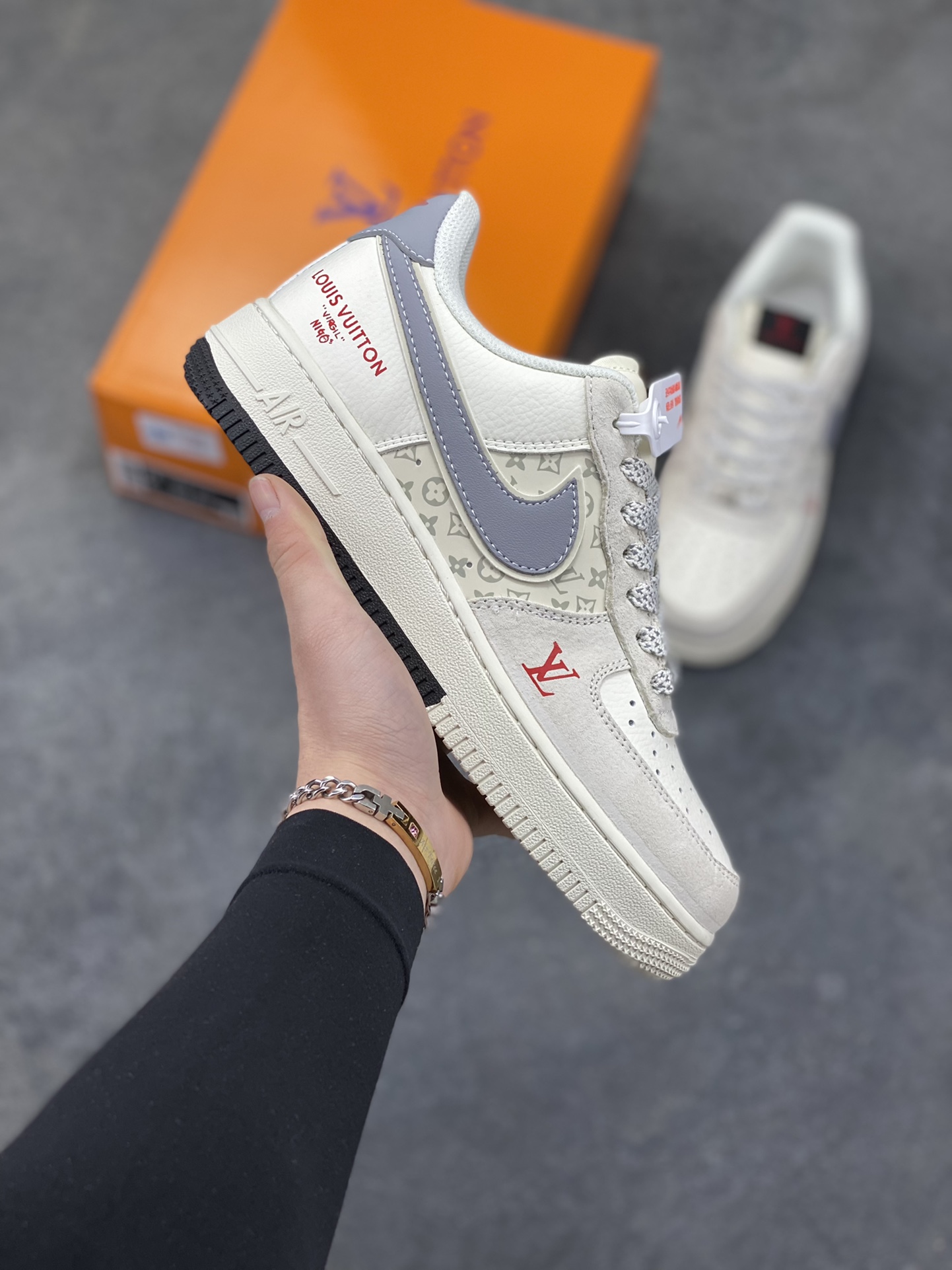 奢潮融合，经典加冕｜Nike Air Force 1 Low x Louis Vuitton联名款！当街头传奇Air Force 1 Low邂逅顶奢Louis Vuitton，这双KD6699-F06直接将奢潮美学推向新高度，成为潮流与奢华碰撞的极致之作。 鞋身以米白为主调，细腻的磨砂皮革搭配满印的LV经典Monogram老花暗纹，低调中暗藏奢华底蕴。鞋头醒目的红色LV标识、鞋侧灰调Swoosh与后跟红色“LOUIS VUITTON”字样形成视觉呼应，灰蓝拼接的鞋领包边更添层次，每一处细节都将LV的奢雅与AF1的街头基因完美融合。经典的米白中底保留了AF1标志性的“AIR”刻字，搭配黑色外底收尾，延续鞋款的舒适脚感与经典轮廓。无论是高街穿搭的奢潮表达，还是收藏级的鞋款珍藏，这双联名款都以奢潮跨界的独特魅力，成为足下的顶级风景线，让你在潮流圈层中轻松脱颖而出。尺码：36 36.5 37.5 38 38.5 39 40 40.5 41 42 42.5 43 44 44.5 45-选品中心