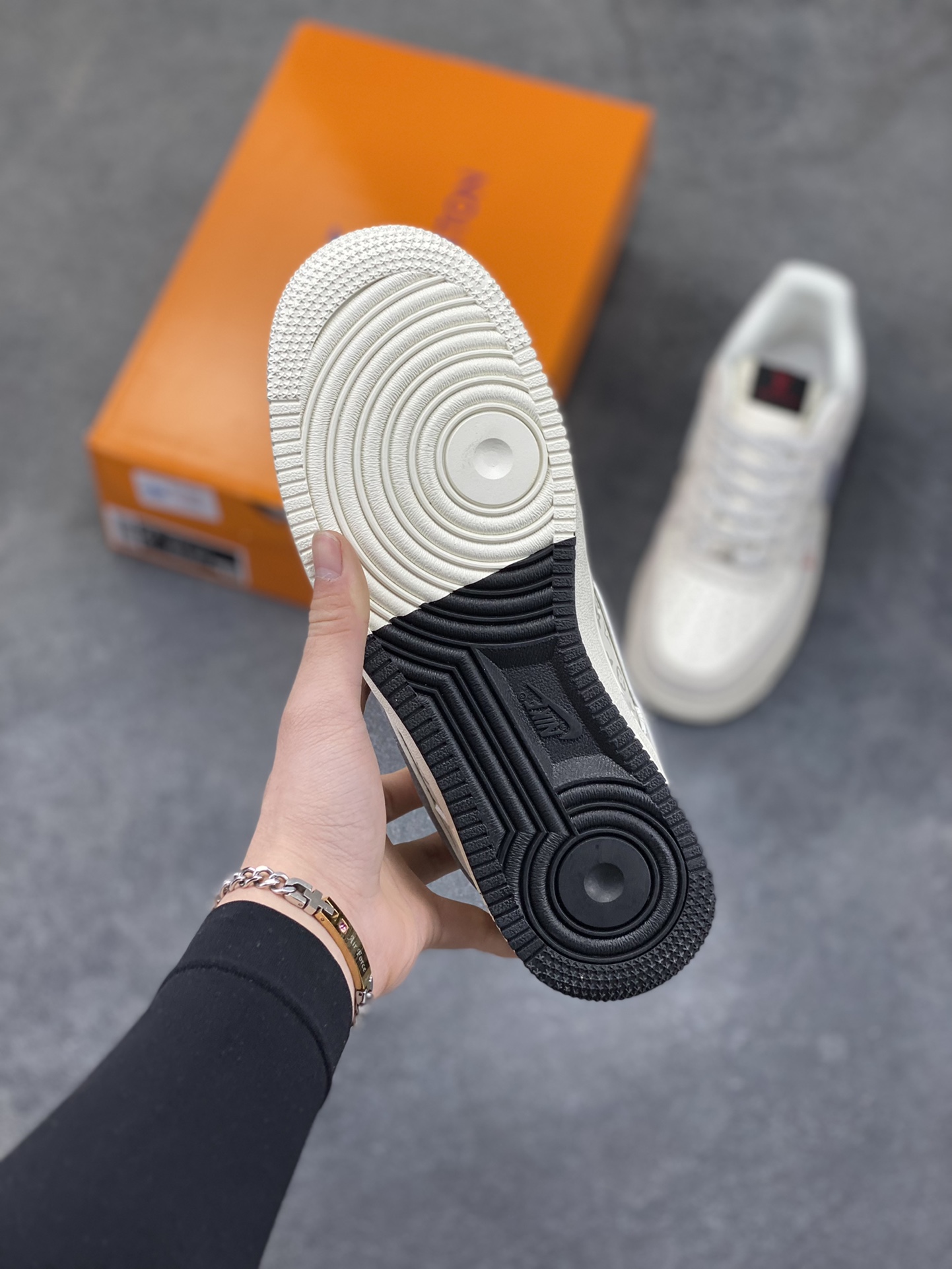 图片[5]-奢潮融合，经典加冕｜Nike Air Force 1 Low x Louis Vuitton联名款！当街头传奇Air Force 1 Low邂逅顶奢Louis Vuitton，这双KD6699-F06直接将奢潮美学推向新高度，成为潮流与奢华碰撞的极致之作。 鞋身以米白为主调，细腻的磨砂皮革搭配满印的LV经典Monogram老花暗纹，低调中暗藏奢华底蕴。鞋头醒目的红色LV标识、鞋侧灰调Swoosh与后跟红色“LOUIS VUITTON”字样形成视觉呼应，灰蓝拼接的鞋领包边更添层次，每一处细节都将LV的奢雅与AF1的街头基因完美融合。经典的米白中底保留了AF1标志性的“AIR”刻字，搭配黑色外底收尾，延续鞋款的舒适脚感与经典轮廓。无论是高街穿搭的奢潮表达，还是收藏级的鞋款珍藏，这双联名款都以奢潮跨界的独特魅力，成为足下的顶级风景线，让你在潮流圈层中轻松脱颖而出。尺码：36 36.5 37.5 38 38.5 39 40 40.5 41 42 42.5 43 44 44.5 45-选品中心