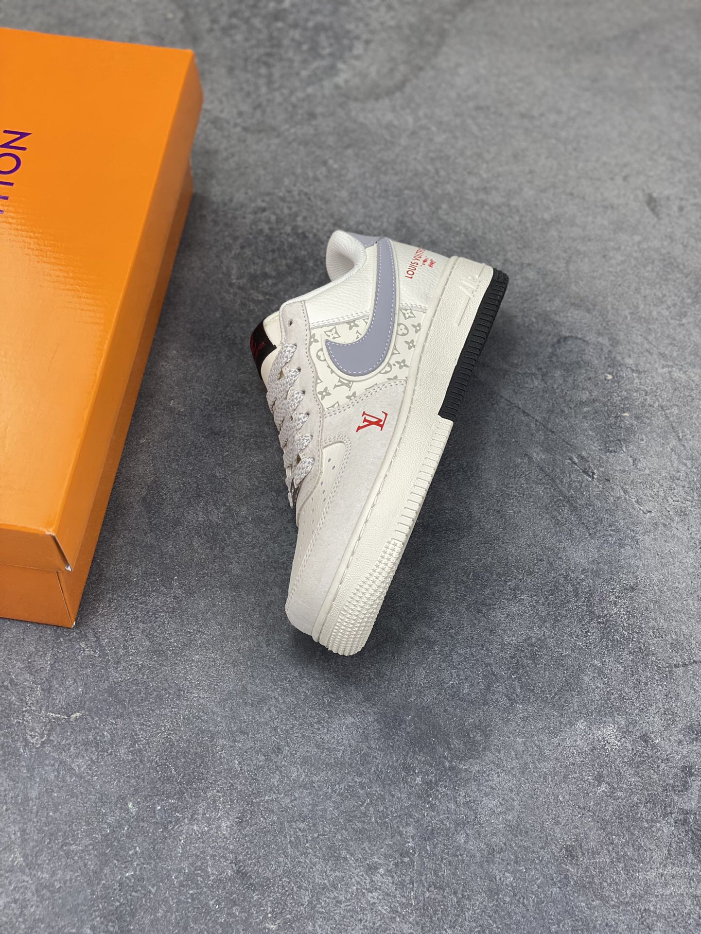 图片[7]-奢潮融合，经典加冕｜Nike Air Force 1 Low x Louis Vuitton联名款！当街头传奇Air Force 1 Low邂逅顶奢Louis Vuitton，这双KD6699-F06直接将奢潮美学推向新高度，成为潮流与奢华碰撞的极致之作。 鞋身以米白为主调，细腻的磨砂皮革搭配满印的LV经典Monogram老花暗纹，低调中暗藏奢华底蕴。鞋头醒目的红色LV标识、鞋侧灰调Swoosh与后跟红色“LOUIS VUITTON”字样形成视觉呼应，灰蓝拼接的鞋领包边更添层次，每一处细节都将LV的奢雅与AF1的街头基因完美融合。经典的米白中底保留了AF1标志性的“AIR”刻字，搭配黑色外底收尾，延续鞋款的舒适脚感与经典轮廓。无论是高街穿搭的奢潮表达，还是收藏级的鞋款珍藏，这双联名款都以奢潮跨界的独特魅力，成为足下的顶级风景线，让你在潮流圈层中轻松脱颖而出。尺码：36 36.5 37.5 38 38.5 39 40 40.5 41 42 42.5 43 44 44.5 45-选品中心