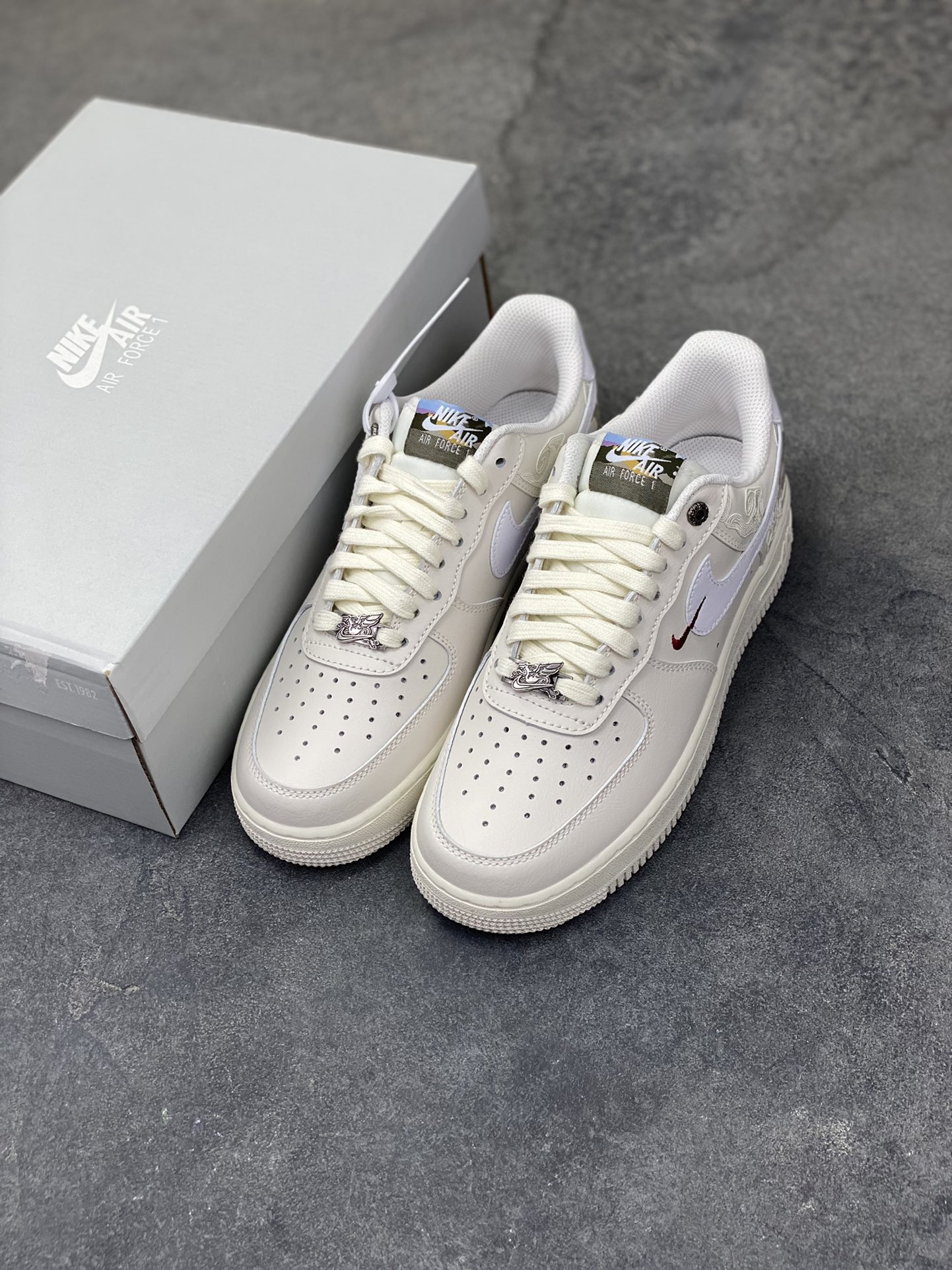 图片[8]-NIke Air Force 1 ‘07 Low 空军一号低帮 运动鞋 休闲鞋 折边针车 工艺难度大 原楦头原纸板 原装鞋盒 定制五金配件 内置全掌气垫 原厂鞋底 货号：IQ1119-011 尺码：36 36.5 37.5 38 38.5 39 40 40.5 41 42 42.5 43 44 44.5 45-选品中心