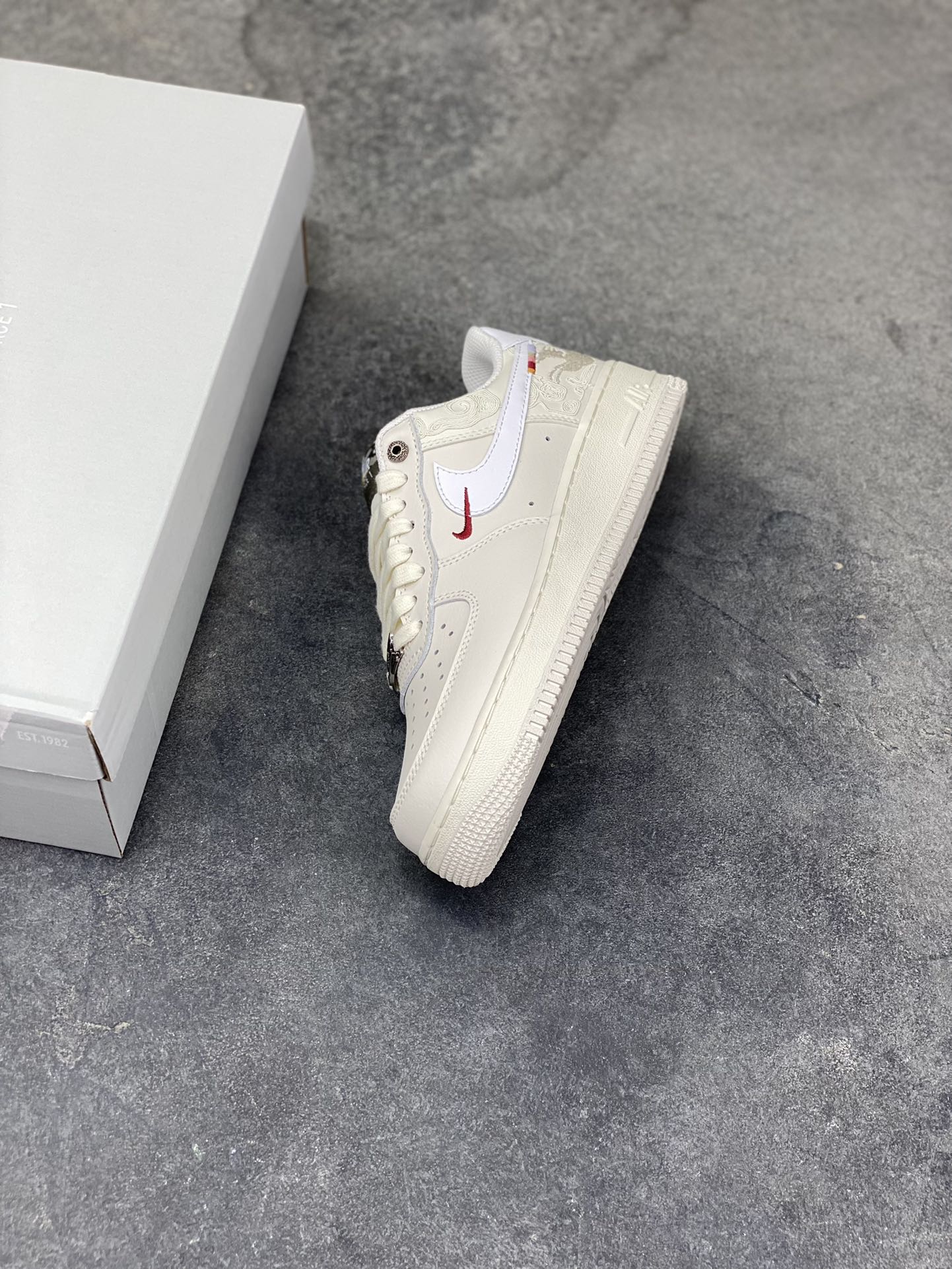 图片[7]-NIke Air Force 1 ‘07 Low 空军一号低帮 运动鞋 休闲鞋 折边针车 工艺难度大 原楦头原纸板 原装鞋盒 定制五金配件 内置全掌气垫 原厂鞋底 货号：IQ1119-011 尺码：36 36.5 37.5 38 38.5 39 40 40.5 41 42 42.5 43 44 44.5 45-选品中心