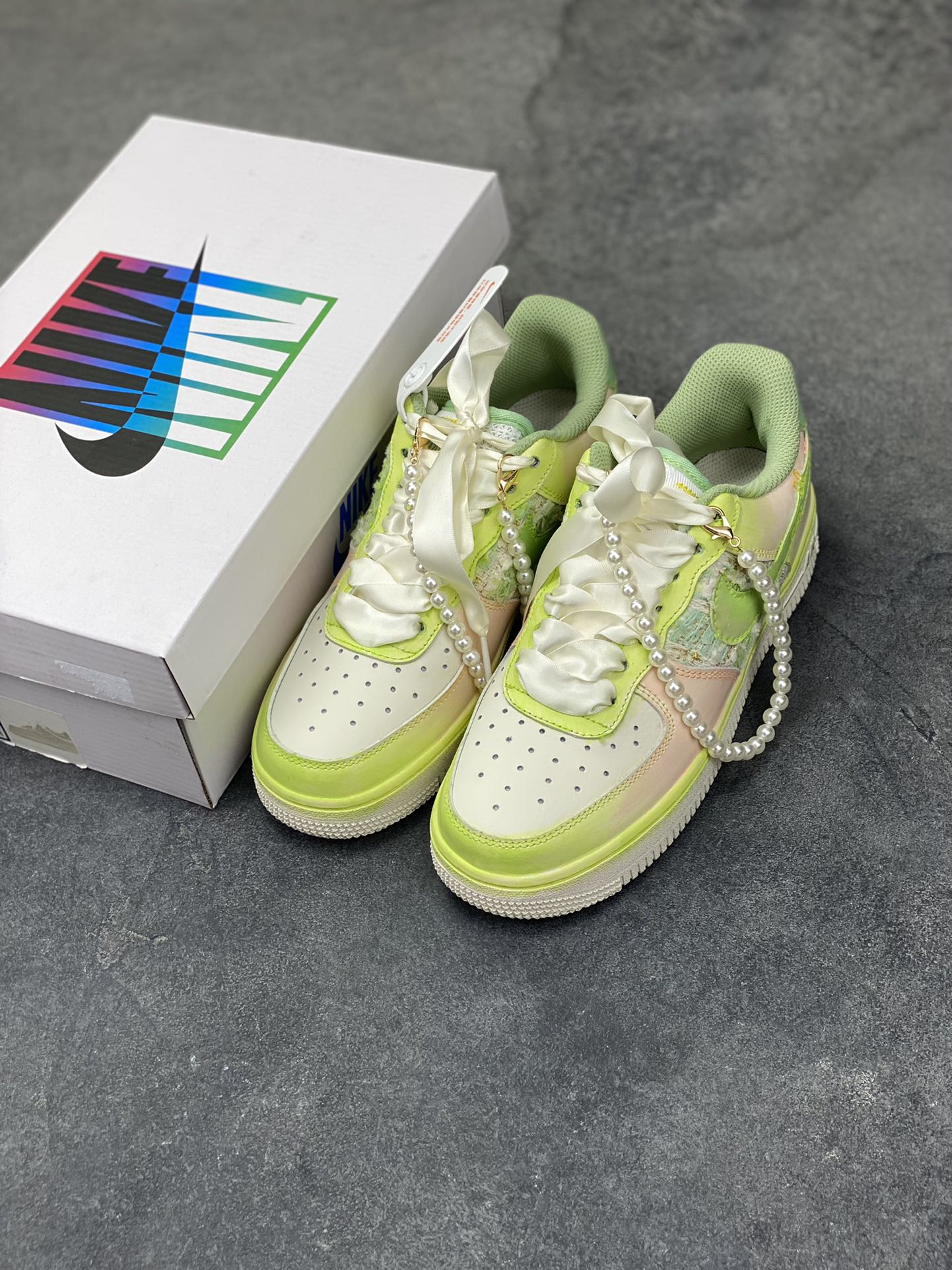 图片[8]-手绘涂鸦“珍珠软玉”Nike Air Force 1 “Pearl & Soft Jade”空军一号定制板鞋 把 “优雅柔雾” 穿在了脚上：淡粉与薄荷绿晕染出软玉般的清透底色，珍珠链条与缎带鞋带裹满温柔质感，鞋面的织纹拼接像揉碎的春日肌理，做旧中底又添了几分松弛的复古味。甜而不腻的配色里藏着精致细节，是把 “少女优雅” 和 “日常舒适” 揉成一体的氛围感单品 货号：FJ7740-101 尺码： 36 36.5 37.5 38 38.5 39 40 40.5 41 42 42.5 43 44 44.5 45 200-260-选品中心