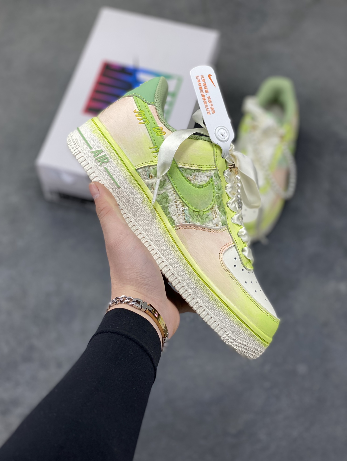纯原💰370
手绘涂鸦“珍珠软玉”Nike Air Force 1  “Pearl & Soft Jade”空军一号定制板鞋 
 把 “优雅柔雾” 穿在了脚上：淡粉与薄荷绿晕染出软玉般的清透底色，珍珠链条与缎带鞋带裹满温柔质感，鞋面的织纹拼接像揉碎的春日肌理，做旧中底又添了几分松弛的复古味。甜而不腻的配色里藏着精致细节，是把 “少女优雅” 和 “日常舒适” 揉成一体的氛围感单品
货号：FJ7740-101
SIZE: 36 36.5 37.5 38 38.5 39 40 40.5 41 42 42.5 43 44 44.5 45   200-260