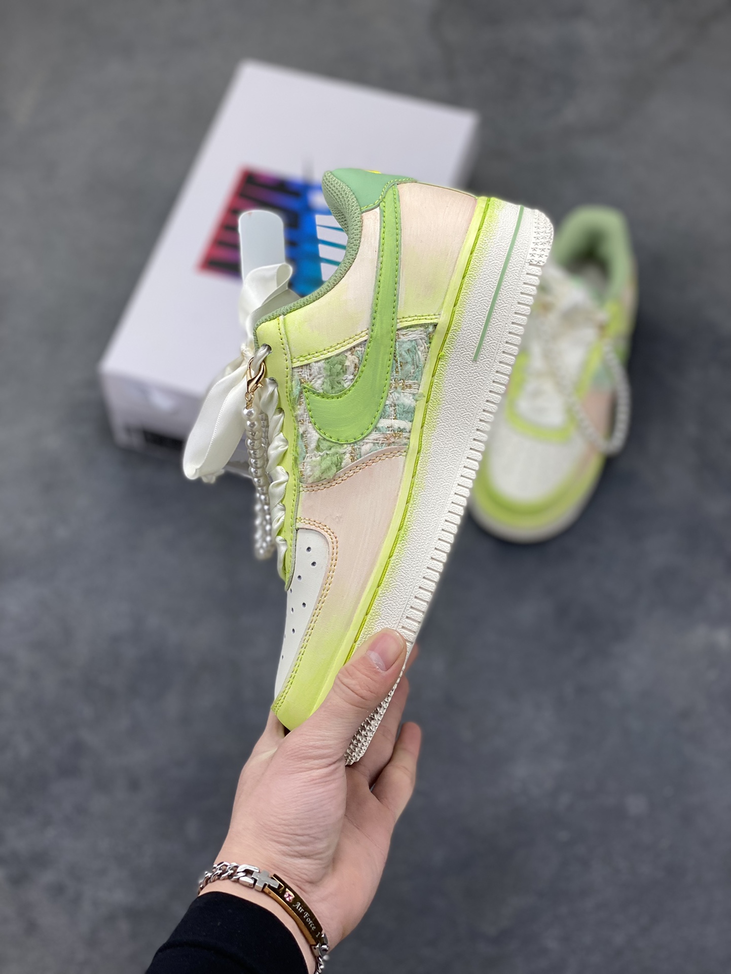图片[3]-手绘涂鸦“珍珠软玉”Nike Air Force 1 “Pearl & Soft Jade”空军一号定制板鞋 把 “优雅柔雾” 穿在了脚上：淡粉与薄荷绿晕染出软玉般的清透底色，珍珠链条与缎带鞋带裹满温柔质感，鞋面的织纹拼接像揉碎的春日肌理，做旧中底又添了几分松弛的复古味。甜而不腻的配色里藏着精致细节，是把 “少女优雅” 和 “日常舒适” 揉成一体的氛围感单品 货号：FJ7740-101 尺码： 36 36.5 37.5 38 38.5 39 40 40.5 41 42 42.5 43 44 44.5 45 200-260-选品中心