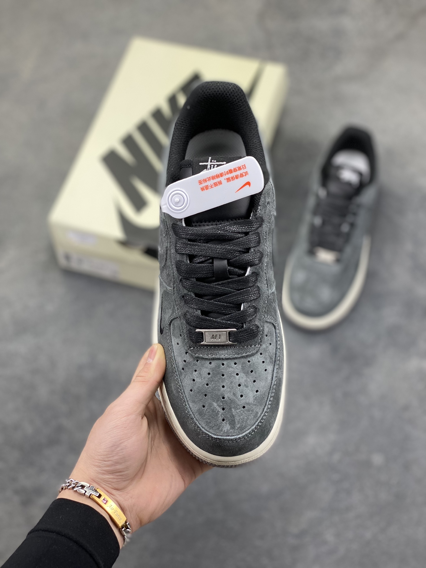 图片[2]-NIke Air Force 1 ‘07 Low “斯图西联名—炭灰雅白” 空军一号低帮 运动鞋 休闲鞋 顶级麂皮 折边针车 工艺难度大 原楦头原纸板 高端定制鞋盒 原厂鞋底 超高清洁度 细节完美 货号：DV5477-401 尺码：36 36.5 37.5 38 38.5 39 40 40.5 41 42 42.5 43 44 44.5 45-选品中心