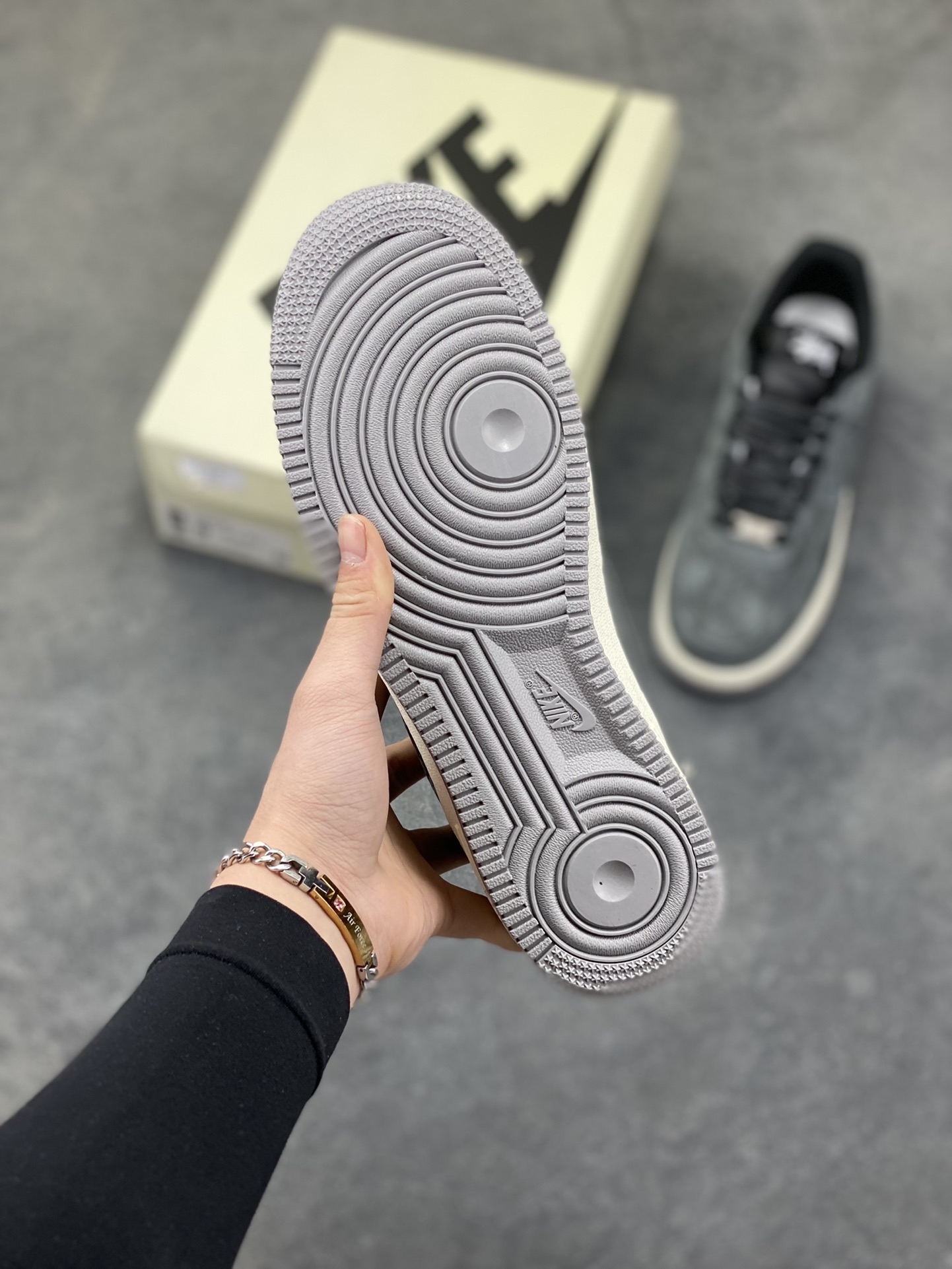 图片[5]-NIke Air Force 1 ‘07 Low “斯图西联名—炭灰雅白” 空军一号低帮 运动鞋 休闲鞋 顶级麂皮 折边针车 工艺难度大 原楦头原纸板 高端定制鞋盒 原厂鞋底 超高清洁度 细节完美 货号：DV5477-401 尺码：36 36.5 37.5 38 38.5 39 40 40.5 41 42 42.5 43 44 44.5 45-选品中心