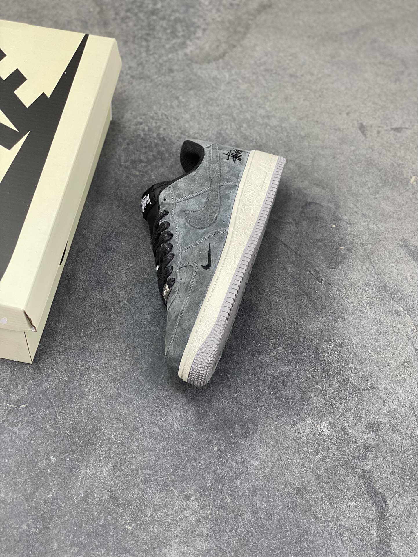 图片[7]-NIke Air Force 1 ‘07 Low “斯图西联名—炭灰雅白” 空军一号低帮 运动鞋 休闲鞋 顶级麂皮 折边针车 工艺难度大 原楦头原纸板 高端定制鞋盒 原厂鞋底 超高清洁度 细节完美 货号：DV5477-401 尺码：36 36.5 37.5 38 38.5 39 40 40.5 41 42 42.5 43 44 44.5 45-选品中心