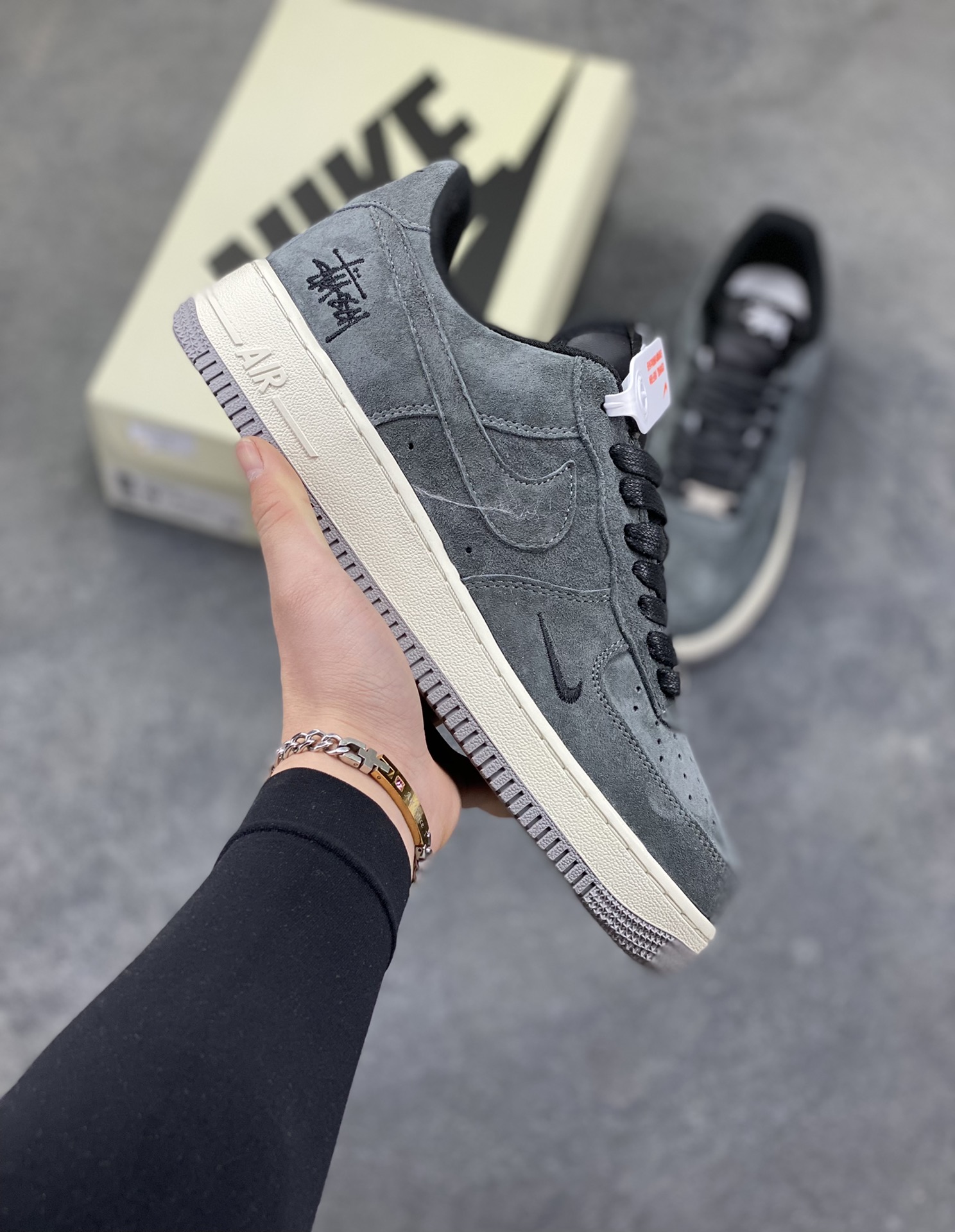 NIke Air Force 1 ‘07 Low “斯图西联名—炭灰雅白” 空军一号低帮 运动鞋 休闲鞋 顶级麂皮 折边针车 工艺难度大 原楦头原纸板 高端定制鞋盒 原厂鞋底 超高清洁度 细节完美 货号：DV5477-401 尺码：36 36.5 37.5 38 38.5 39 40 40.5 41 42 42.5 43 44 44.5 45-选品中心