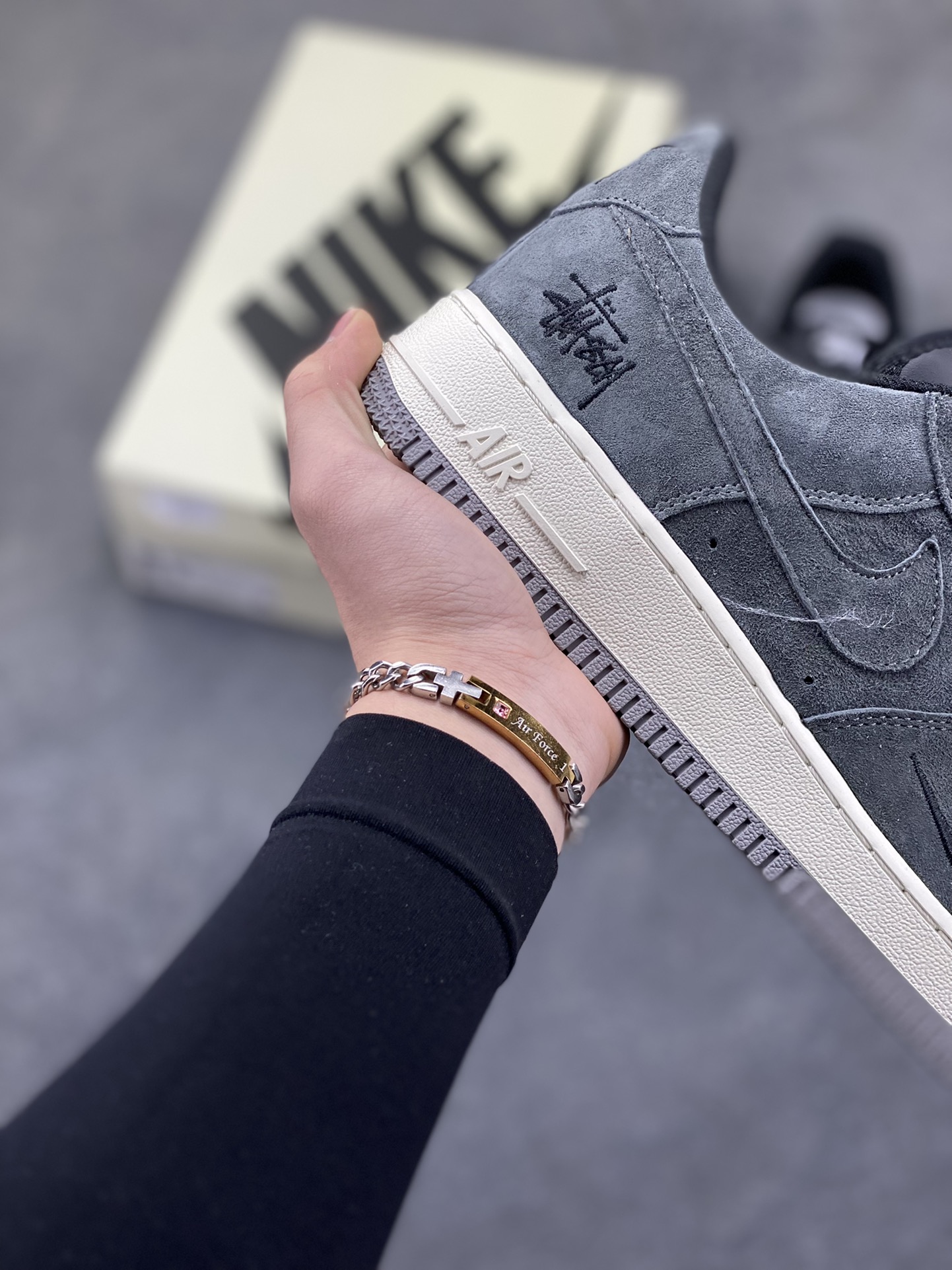 图片[6]-NIke Air Force 1 ‘07 Low “斯图西联名—炭灰雅白” 空军一号低帮 运动鞋 休闲鞋 顶级麂皮 折边针车 工艺难度大 原楦头原纸板 高端定制鞋盒 原厂鞋底 超高清洁度 细节完美 货号：DV5477-401 尺码：36 36.5 37.5 38 38.5 39 40 40.5 41 42 42.5 43 44 44.5 45-选品中心