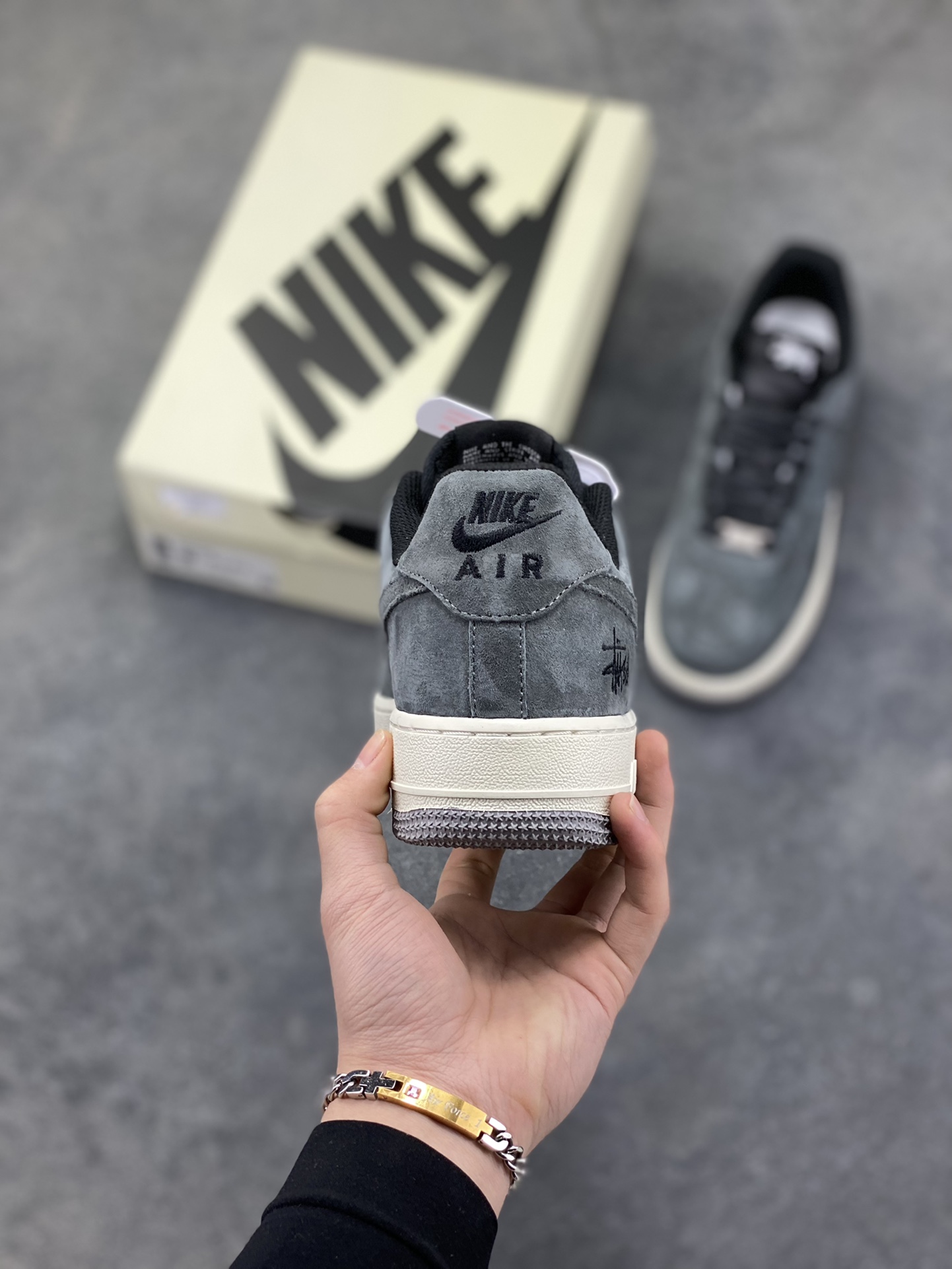 图片[4]-NIke Air Force 1 ‘07 Low “斯图西联名—炭灰雅白” 空军一号低帮 运动鞋 休闲鞋 顶级麂皮 折边针车 工艺难度大 原楦头原纸板 高端定制鞋盒 原厂鞋底 超高清洁度 细节完美 货号：DV5477-401 尺码：36 36.5 37.5 38 38.5 39 40 40.5 41 42 42.5 43 44 44.5 45-选品中心