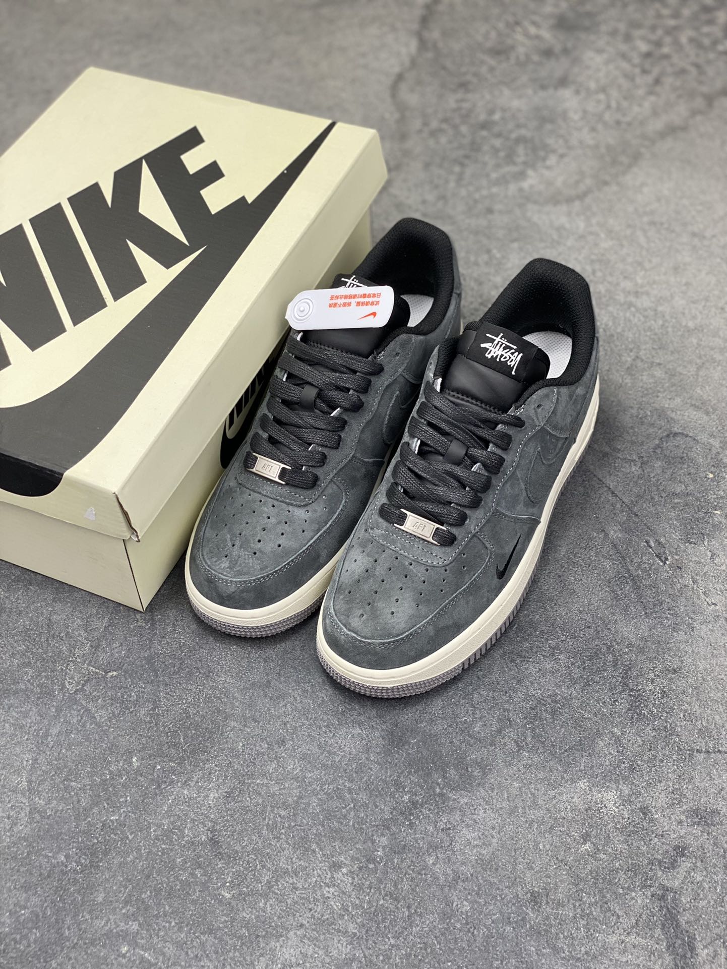 图片[8]-NIke Air Force 1 ‘07 Low “斯图西联名—炭灰雅白” 空军一号低帮 运动鞋 休闲鞋 顶级麂皮 折边针车 工艺难度大 原楦头原纸板 高端定制鞋盒 原厂鞋底 超高清洁度 细节完美 货号：DV5477-401 尺码：36 36.5 37.5 38 38.5 39 40 40.5 41 42 42.5 43 44 44.5 45-选品中心