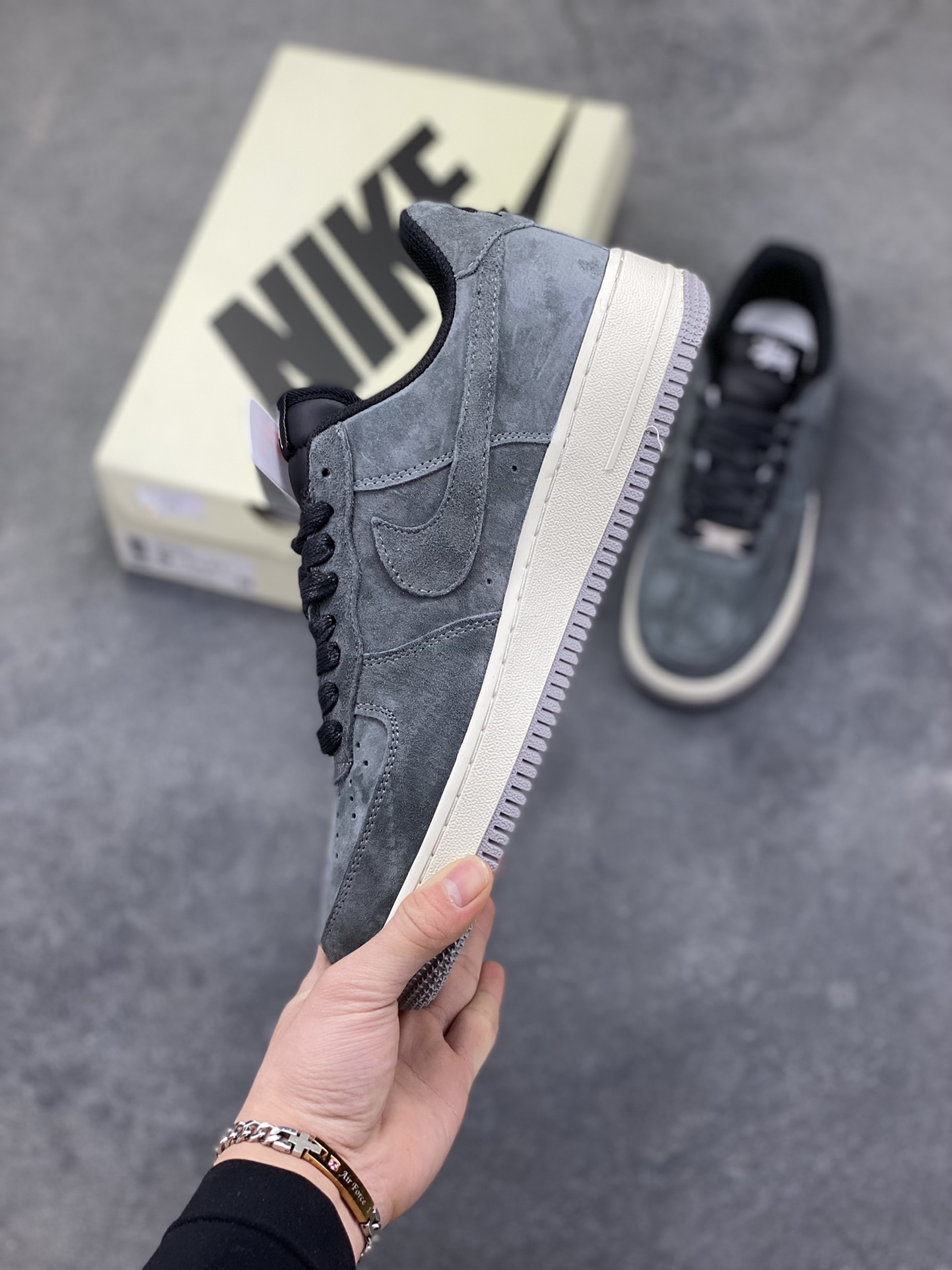 图片[3]-NIke Air Force 1 ‘07 Low “斯图西联名—炭灰雅白” 空军一号低帮 运动鞋 休闲鞋 顶级麂皮 折边针车 工艺难度大 原楦头原纸板 高端定制鞋盒 原厂鞋底 超高清洁度 细节完美 货号：DV5477-401 尺码：36 36.5 37.5 38 38.5 39 40 40.5 41 42 42.5 43 44 44.5 45-选品中心