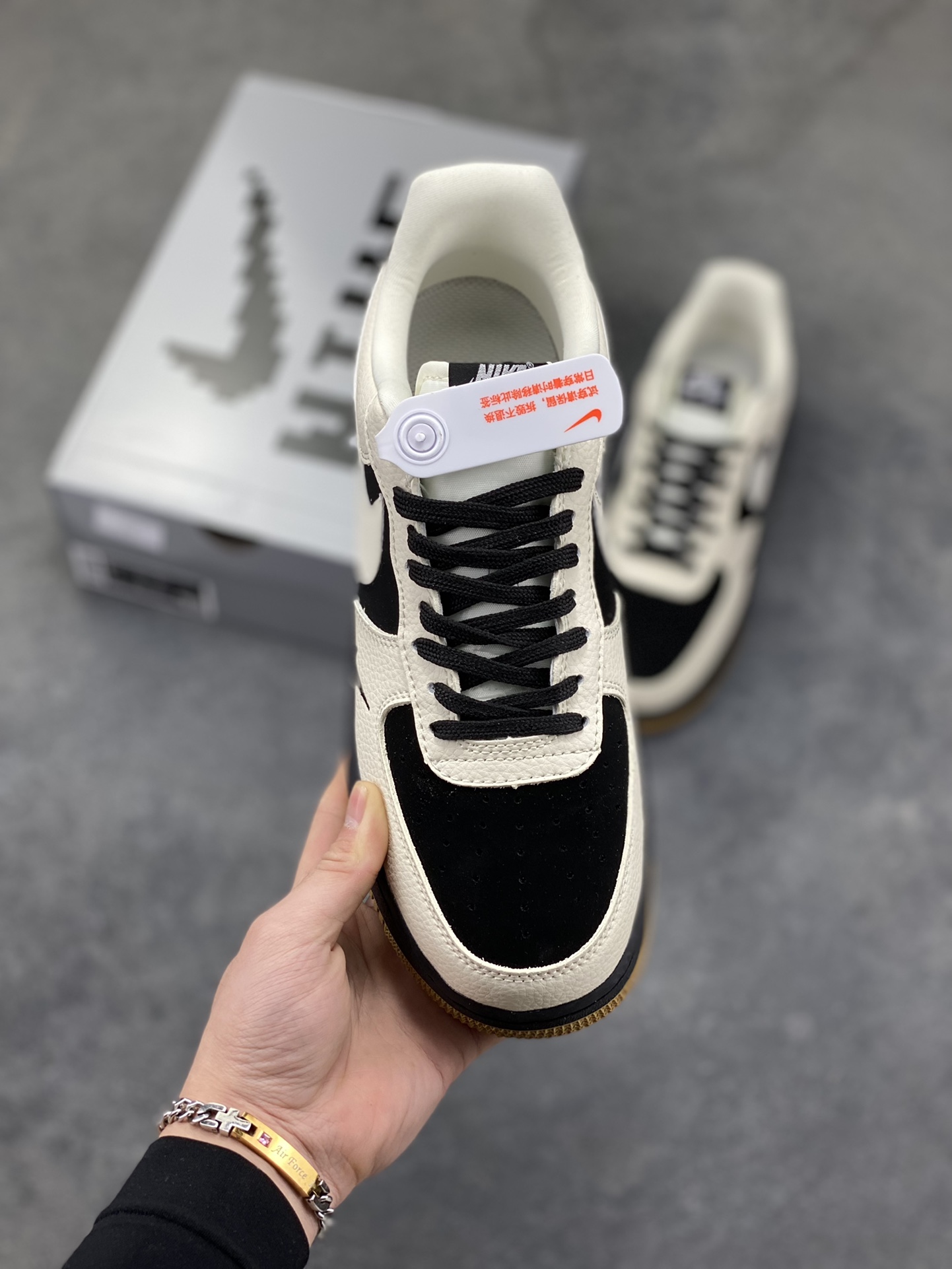 图片[2]-Nike Air Force 1 ‘07 Low “斯图西联名——双拼米黑棕”空军一号 高端定制 低帮 运动鞋 休闲鞋 折边针车 工艺难度大 原楦头原纸板 原装鞋盒 定制五金配件 内置全掌气垫 原厂鞋底 货号：LD1999-006 尺码：36 36.5 37.5 38 38.5 39 40 40.5 41 42 42.5 43 44 44.5 45-选品中心