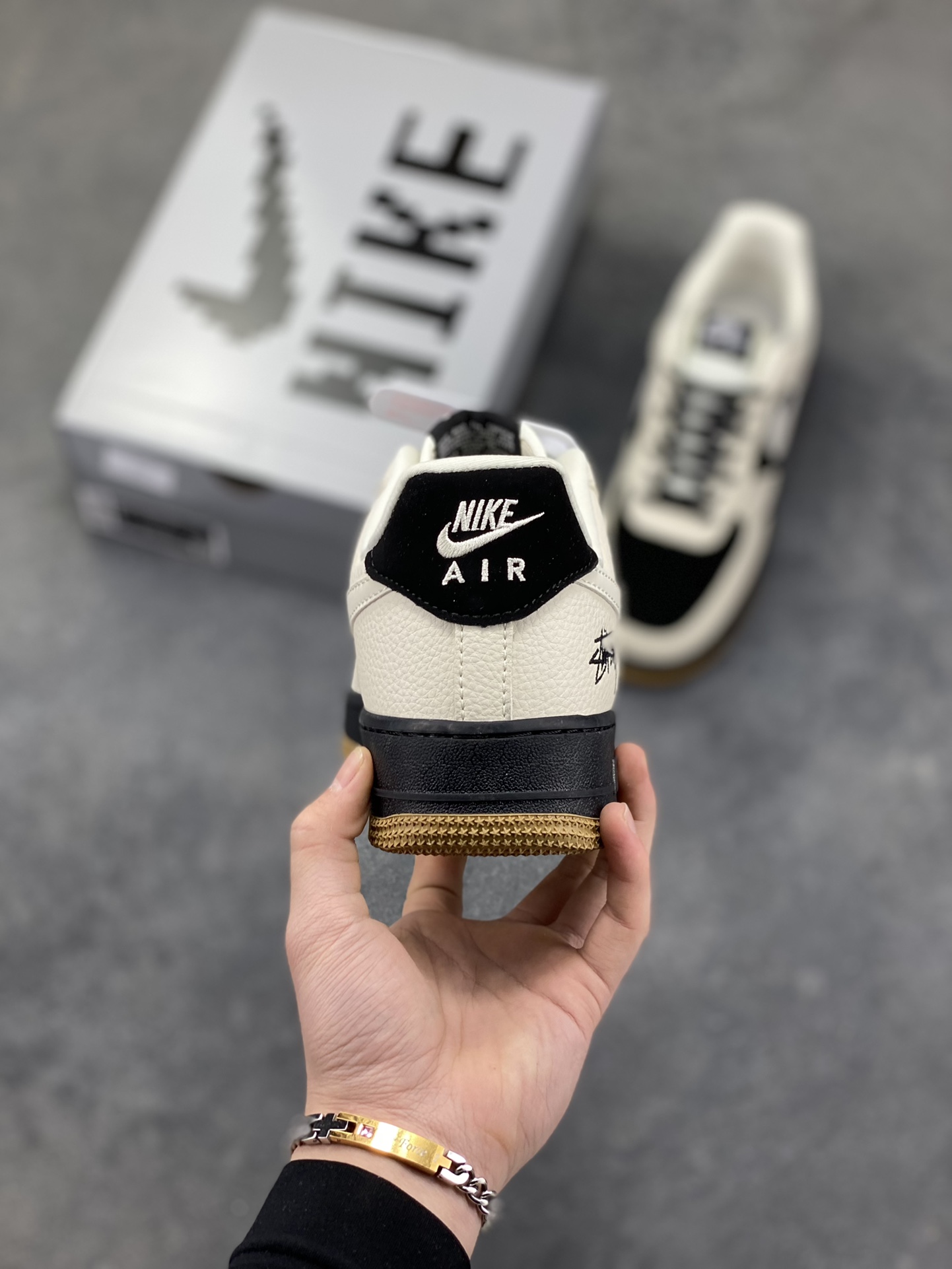 图片[4]-Nike Air Force 1 ‘07 Low “斯图西联名——双拼米黑棕”空军一号 高端定制 低帮 运动鞋 休闲鞋 折边针车 工艺难度大 原楦头原纸板 原装鞋盒 定制五金配件 内置全掌气垫 原厂鞋底 货号：LD1999-006 尺码：36 36.5 37.5 38 38.5 39 40 40.5 41 42 42.5 43 44 44.5 45-选品中心