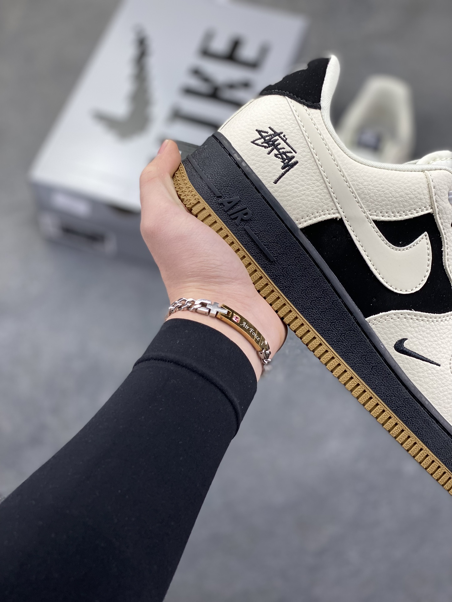 图片[6]-Nike Air Force 1 ‘07 Low “斯图西联名——双拼米黑棕”空军一号 高端定制 低帮 运动鞋 休闲鞋 折边针车 工艺难度大 原楦头原纸板 原装鞋盒 定制五金配件 内置全掌气垫 原厂鞋底 货号：LD1999-006 尺码：36 36.5 37.5 38 38.5 39 40 40.5 41 42 42.5 43 44 44.5 45-选品中心