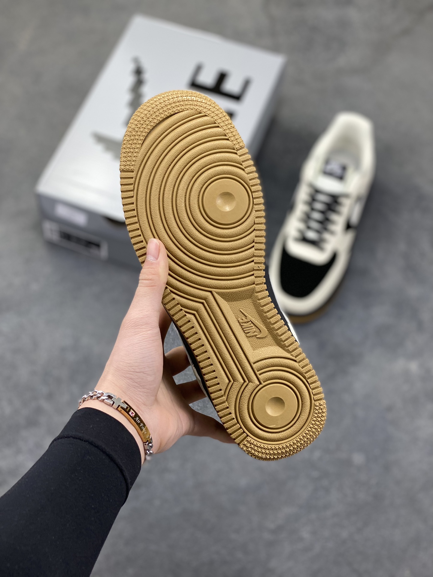 图片[5]-Nike Air Force 1 ‘07 Low “斯图西联名——双拼米黑棕”空军一号 高端定制 低帮 运动鞋 休闲鞋 折边针车 工艺难度大 原楦头原纸板 原装鞋盒 定制五金配件 内置全掌气垫 原厂鞋底 货号：LD1999-006 尺码：36 36.5 37.5 38 38.5 39 40 40.5 41 42 42.5 43 44 44.5 45-选品中心