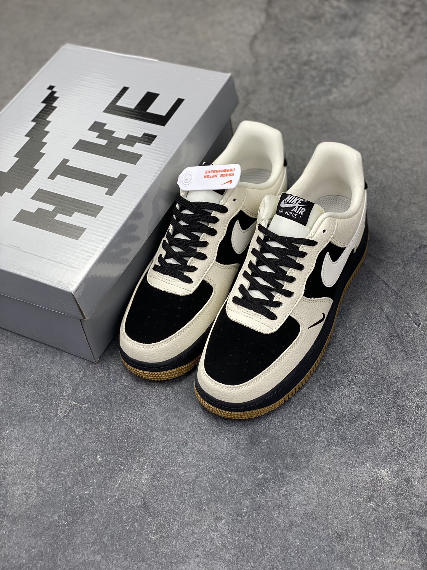 图片[8]-Nike Air Force 1 ‘07 Low “斯图西联名——双拼米黑棕”空军一号 高端定制 低帮 运动鞋 休闲鞋 折边针车 工艺难度大 原楦头原纸板 原装鞋盒 定制五金配件 内置全掌气垫 原厂鞋底 货号：LD1999-006 尺码：36 36.5 37.5 38 38.5 39 40 40.5 41 42 42.5 43 44 44.5 45-选品中心