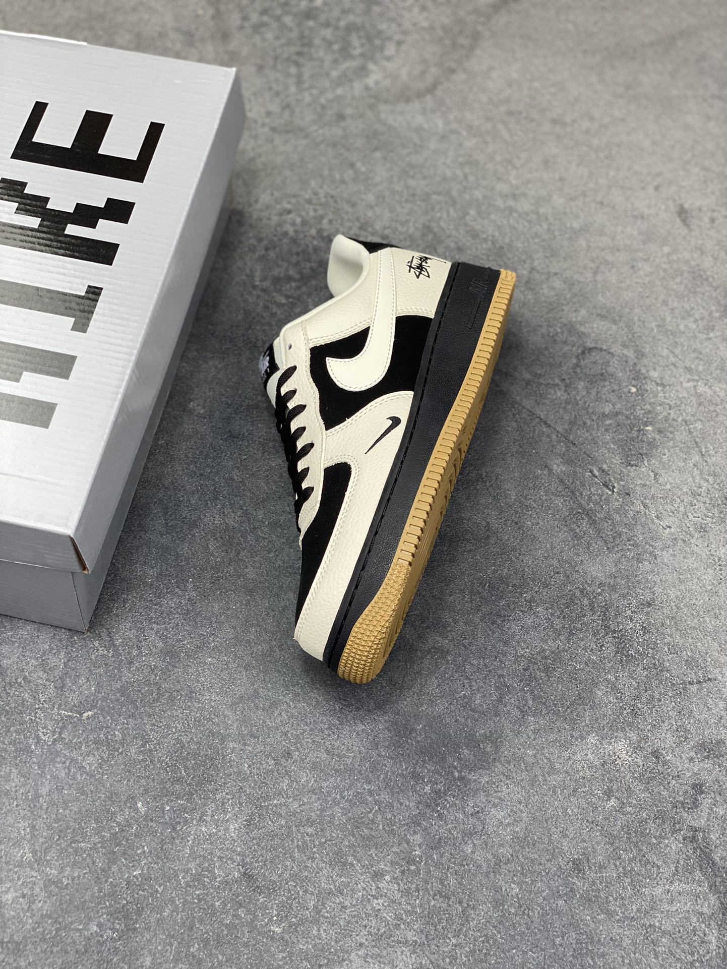 图片[7]-Nike Air Force 1 ‘07 Low “斯图西联名——双拼米黑棕”空军一号 高端定制 低帮 运动鞋 休闲鞋 折边针车 工艺难度大 原楦头原纸板 原装鞋盒 定制五金配件 内置全掌气垫 原厂鞋底 货号：LD1999-006 尺码：36 36.5 37.5 38 38.5 39 40 40.5 41 42 42.5 43 44 44.5 45-选品中心