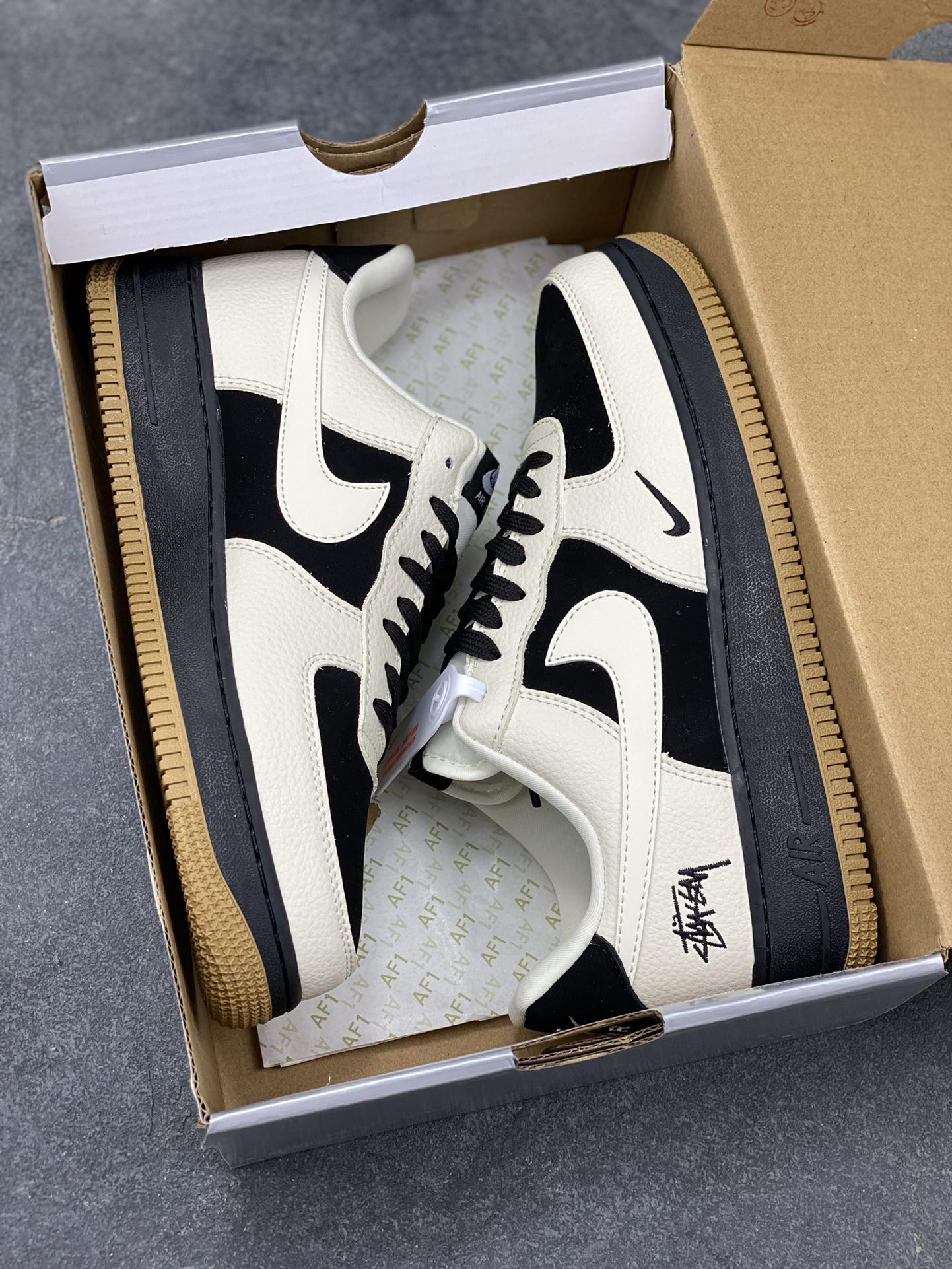 图片[9]-Nike Air Force 1 ‘07 Low “斯图西联名——双拼米黑棕”空军一号 高端定制 低帮 运动鞋 休闲鞋 折边针车 工艺难度大 原楦头原纸板 原装鞋盒 定制五金配件 内置全掌气垫 原厂鞋底 货号：LD1999-006 尺码：36 36.5 37.5 38 38.5 39 40 40.5 41 42 42.5 43 44 44.5 45-选品中心