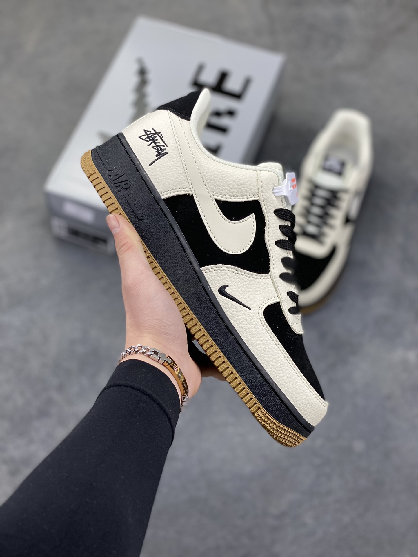 Nike Air Force 1 ‘07 Low “斯图西联名——双拼米黑棕”空军一号 高端定制 低帮 运动鞋 休闲鞋 折边针车 工艺难度大 原楦头原纸板 原装鞋盒 定制五金配件 内置全掌气垫 原厂鞋底 货号：LD1999-006 尺码：36 36.5 37.5 38 38.5 39 40 40.5 41 42 42.5 43 44 44.5 45-选品中心
