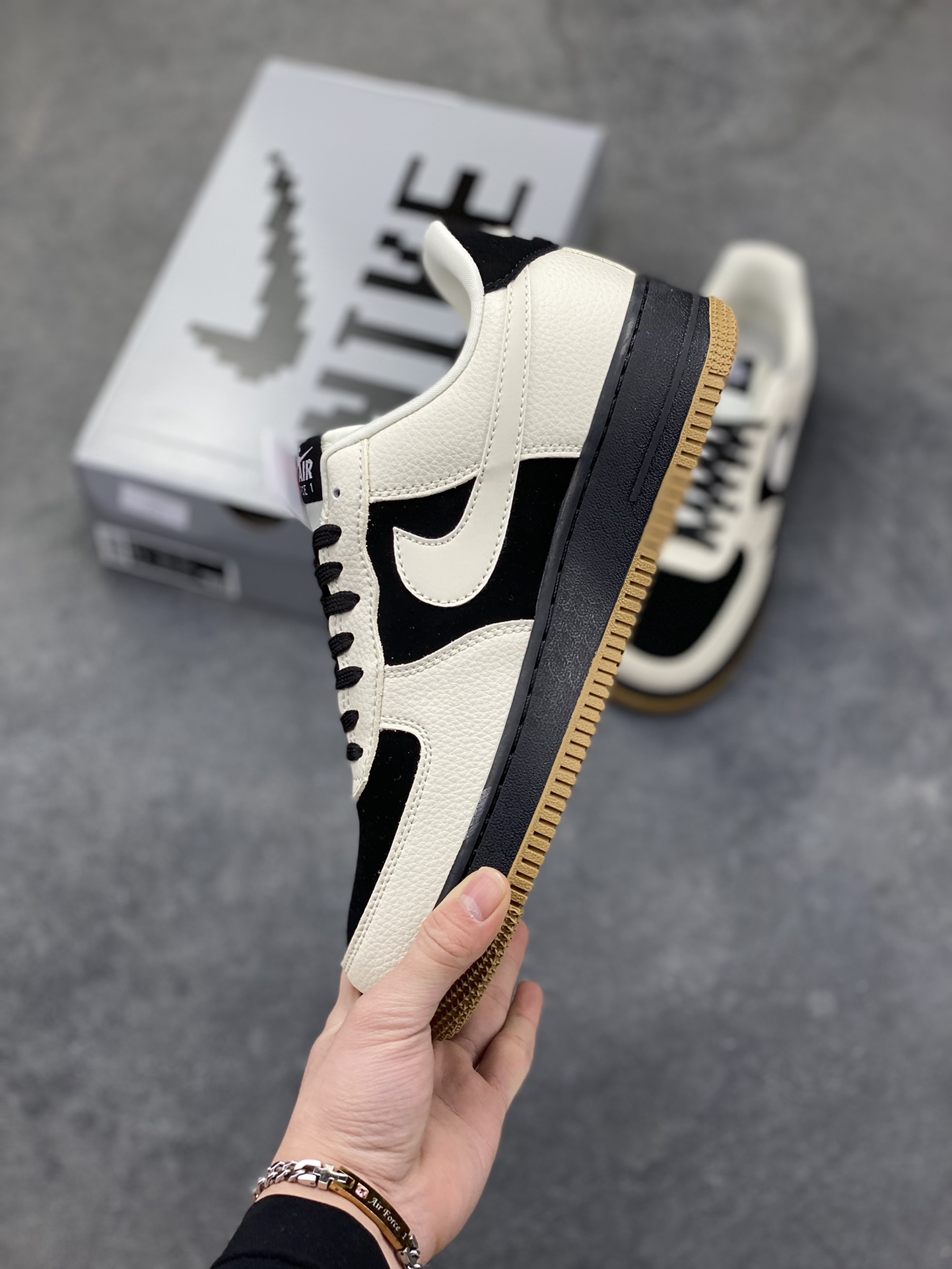 图片[3]-Nike Air Force 1 ‘07 Low “斯图西联名——双拼米黑棕”空军一号 高端定制 低帮 运动鞋 休闲鞋 折边针车 工艺难度大 原楦头原纸板 原装鞋盒 定制五金配件 内置全掌气垫 原厂鞋底 货号：LD1999-006 尺码：36 36.5 37.5 38 38.5 39 40 40.5 41 42 42.5 43 44 44.5 45-选品中心