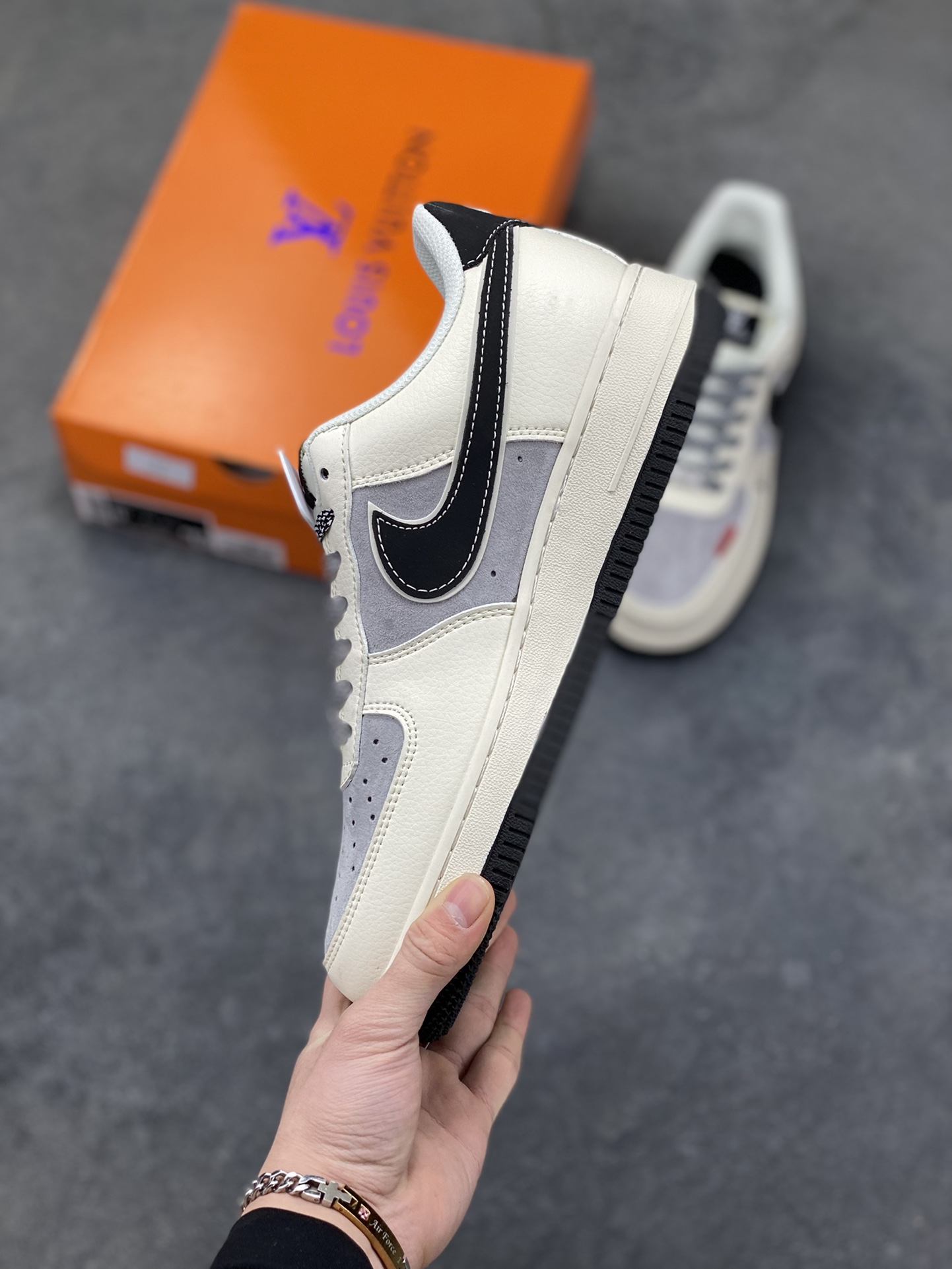 图片[3]-高端定制Nike Air Force 1 ‘07 Low “路易威登联名——黑灰麂皮” 高端定制 低帮休闲板鞋 定制鞋盒 大厂纯原品质出货 超高清洁度 皮料切割干净无任何毛边 细节完美 货号：XD9314-619 尺码：36 36.5 37.5 38 38.5 39 40 40.5 41 42 42.5 43 44 44.5 45-选品中心