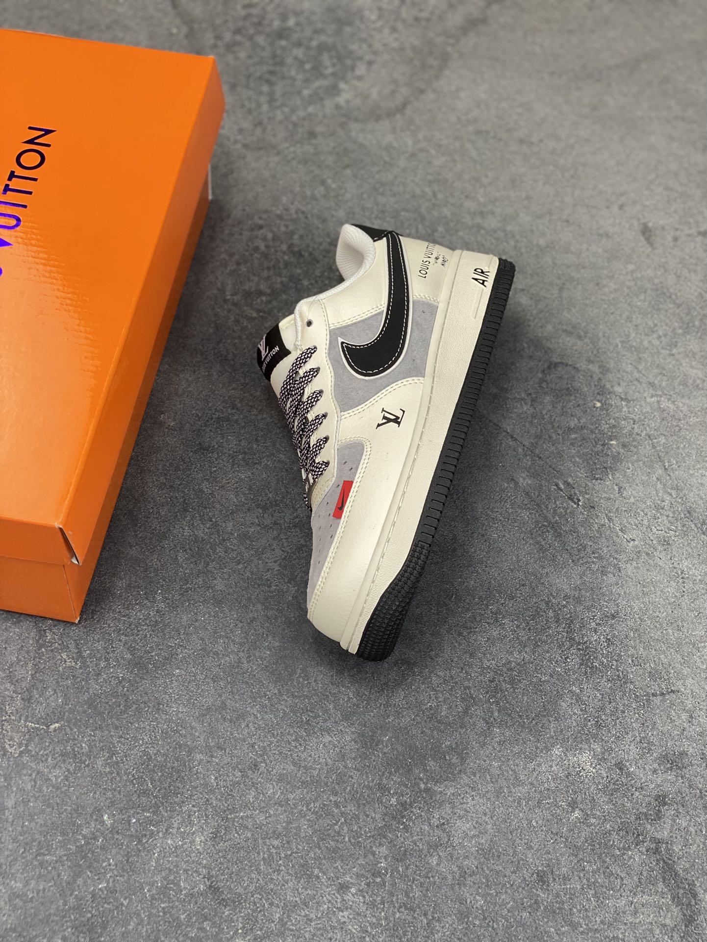 图片[7]-高端定制Nike Air Force 1 ‘07 Low “路易威登联名——黑灰麂皮” 高端定制 低帮休闲板鞋 定制鞋盒 大厂纯原品质出货 超高清洁度 皮料切割干净无任何毛边 细节完美 货号：XD9314-619 尺码：36 36.5 37.5 38 38.5 39 40 40.5 41 42 42.5 43 44 44.5 45-选品中心