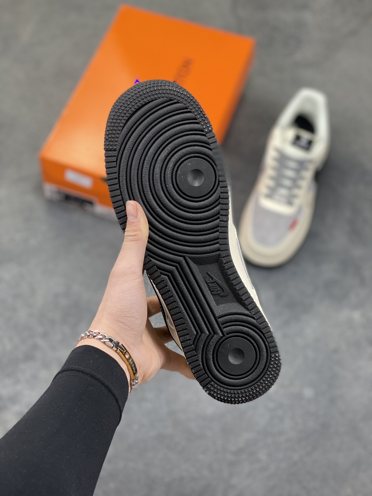 图片[5]-高端定制Nike Air Force 1 ‘07 Low “路易威登联名——黑灰麂皮” 高端定制 低帮休闲板鞋 定制鞋盒 大厂纯原品质出货 超高清洁度 皮料切割干净无任何毛边 细节完美 货号：XD9314-619 尺码：36 36.5 37.5 38 38.5 39 40 40.5 41 42 42.5 43 44 44.5 45-选品中心