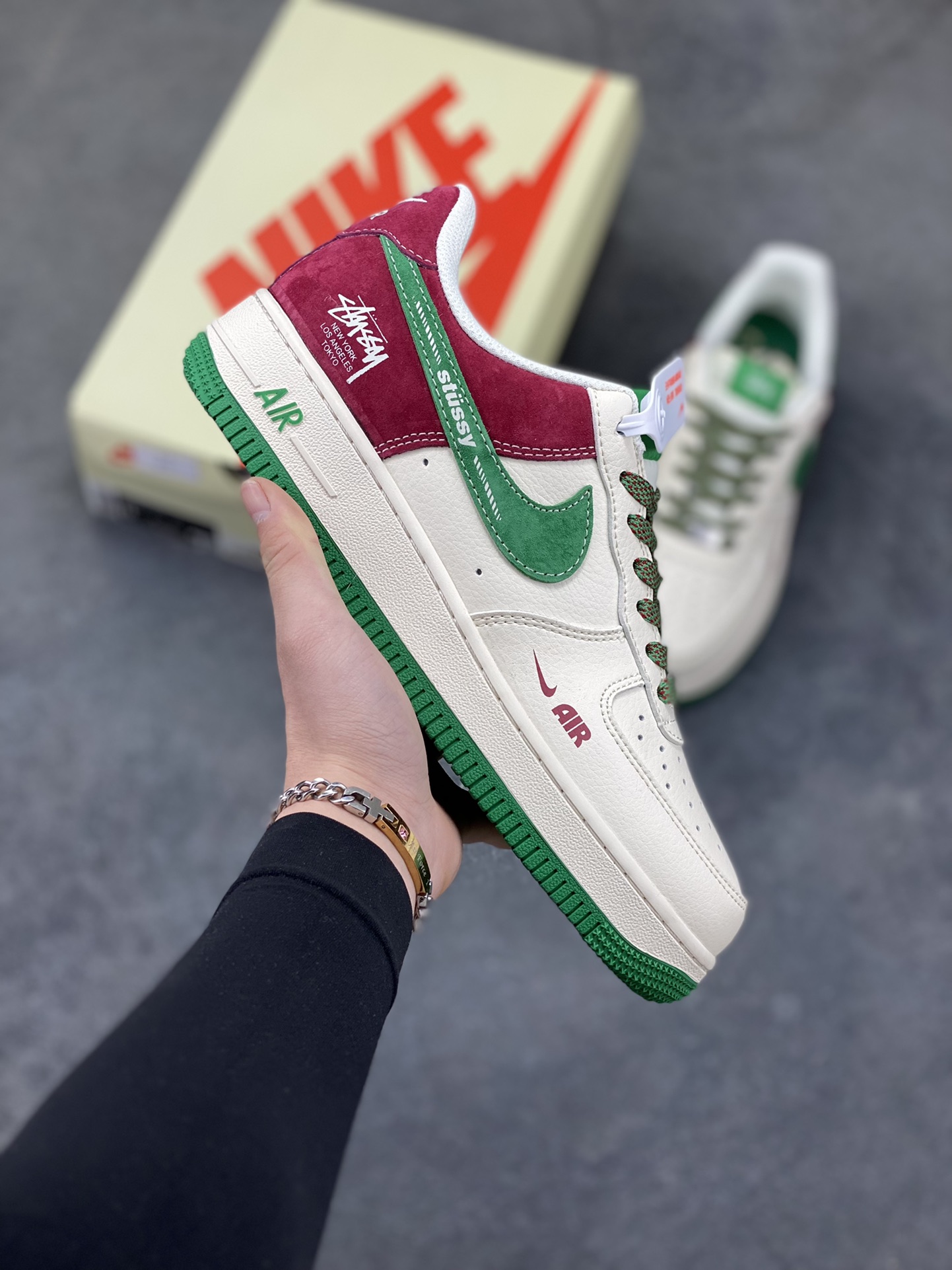 外爆款限量发售！高端定制Nike Air Force 1 ‘07 Low “斯图西联名——米白红绿麂皮” 高端定制 低帮休闲板鞋 定制鞋盒 大厂纯原品质出货 超高清洁度 皮料切割干净无任何毛边 细节完美 货号：XD9314-611 尺码：36 36.5 37.5 38 38.5 39 40 40.5 41 42 42.5 43 44 44.5 45-选品中心