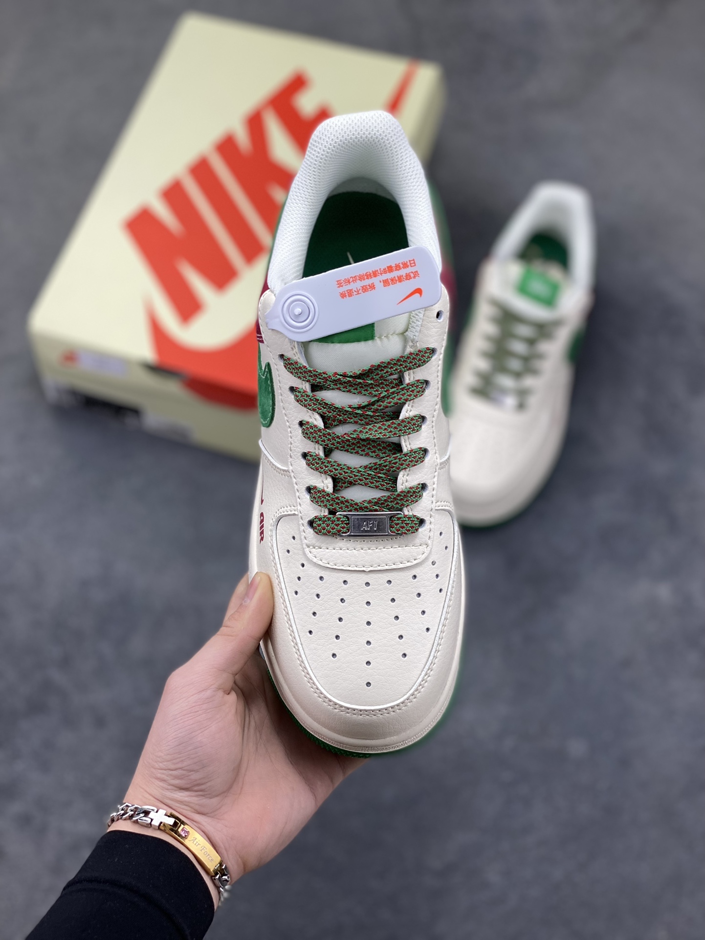 图片[2]-外爆款限量发售！高端定制Nike Air Force 1 ‘07 Low “斯图西联名——米白红绿麂皮” 高端定制 低帮休闲板鞋 定制鞋盒 大厂纯原品质出货 超高清洁度 皮料切割干净无任何毛边 细节完美 货号：XD9314-611 尺码：36 36.5 37.5 38 38.5 39 40 40.5 41 42 42.5 43 44 44.5 45-选品中心