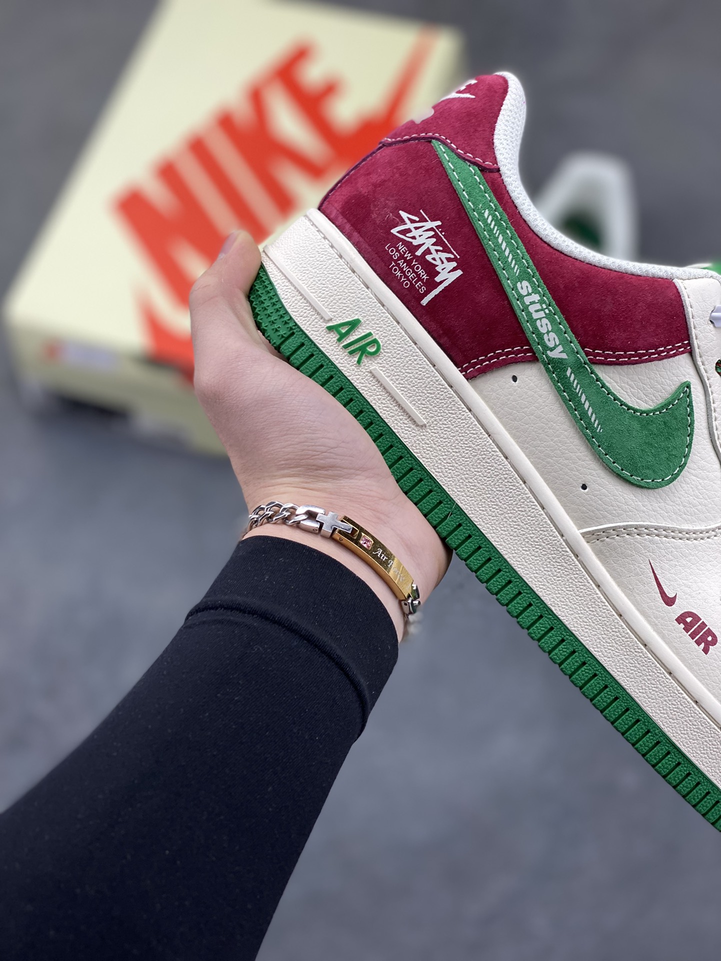 图片[6]-外爆款限量发售！高端定制Nike Air Force 1 ‘07 Low “斯图西联名——米白红绿麂皮” 高端定制 低帮休闲板鞋 定制鞋盒 大厂纯原品质出货 超高清洁度 皮料切割干净无任何毛边 细节完美 货号：XD9314-611 尺码：36 36.5 37.5 38 38.5 39 40 40.5 41 42 42.5 43 44 44.5 45-选品中心