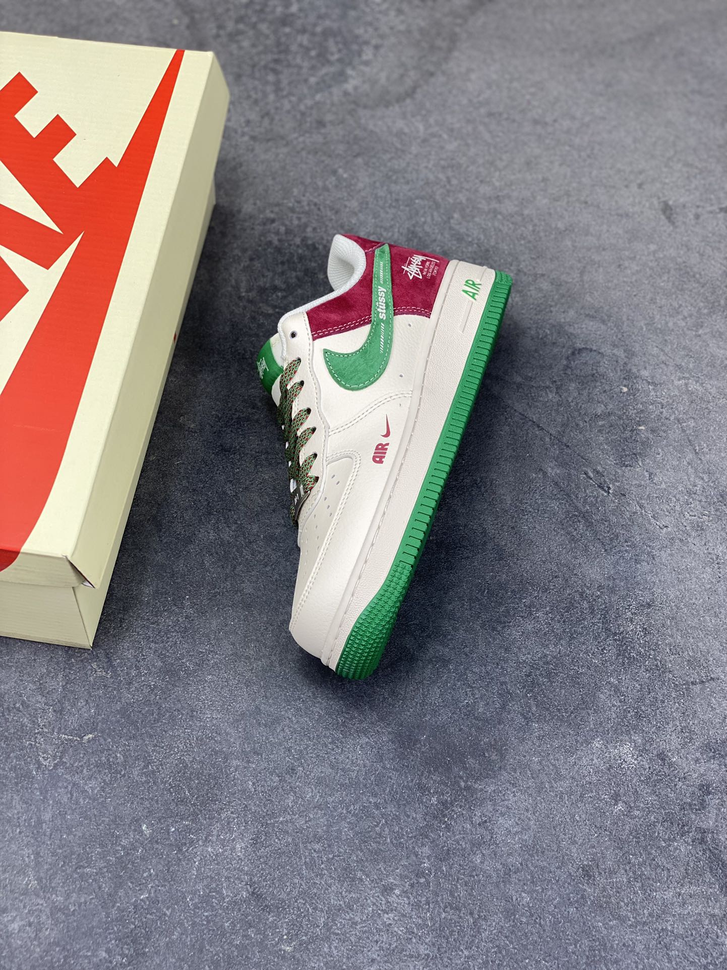 图片[7]-外爆款限量发售！高端定制Nike Air Force 1 ‘07 Low “斯图西联名——米白红绿麂皮” 高端定制 低帮休闲板鞋 定制鞋盒 大厂纯原品质出货 超高清洁度 皮料切割干净无任何毛边 细节完美 货号：XD9314-611 尺码：36 36.5 37.5 38 38.5 39 40 40.5 41 42 42.5 43 44 44.5 45-选品中心