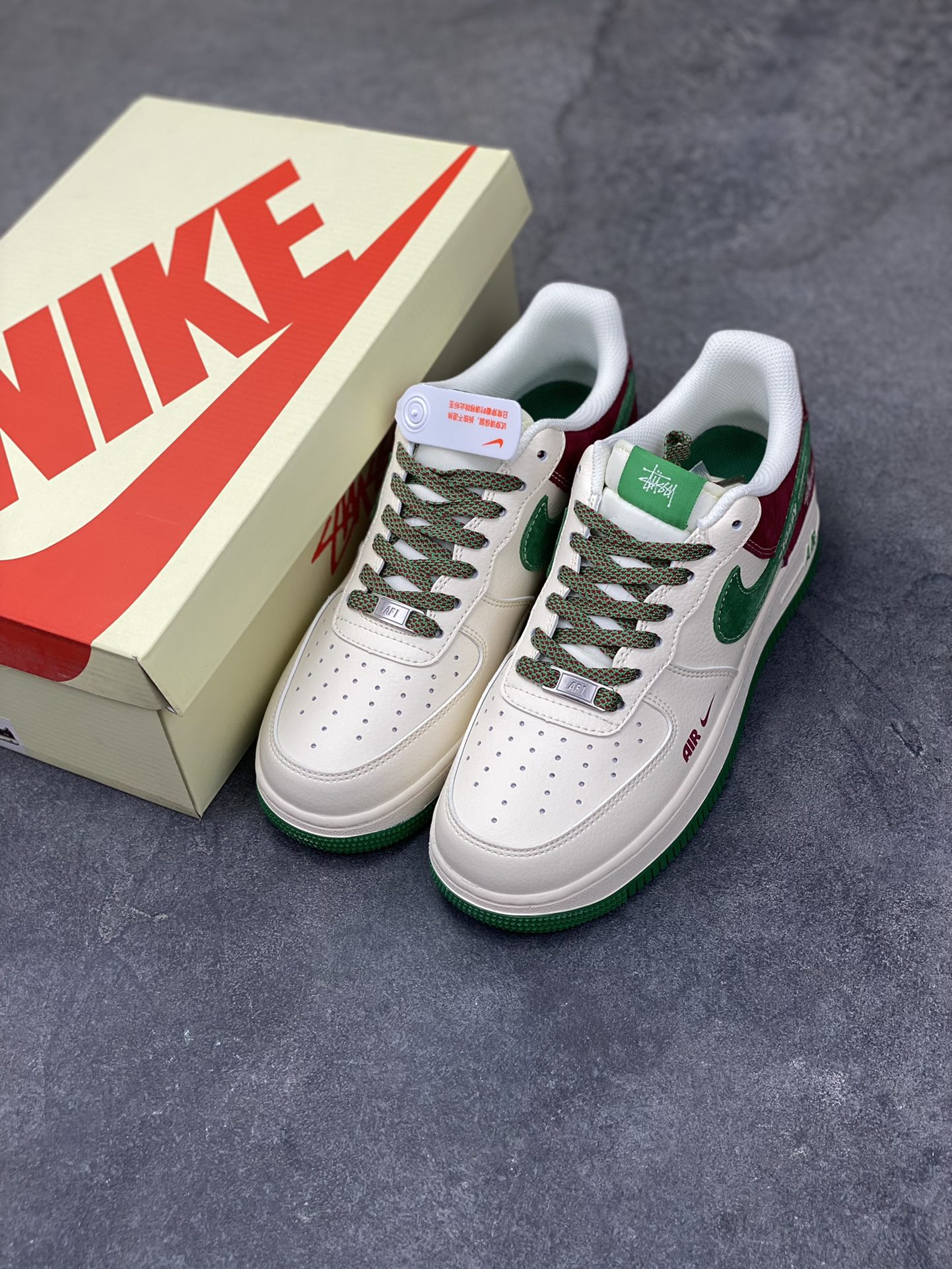 图片[8]-外爆款限量发售！高端定制Nike Air Force 1 ‘07 Low “斯图西联名——米白红绿麂皮” 高端定制 低帮休闲板鞋 定制鞋盒 大厂纯原品质出货 超高清洁度 皮料切割干净无任何毛边 细节完美 货号：XD9314-611 尺码：36 36.5 37.5 38 38.5 39 40 40.5 41 42 42.5 43 44 44.5 45-选品中心