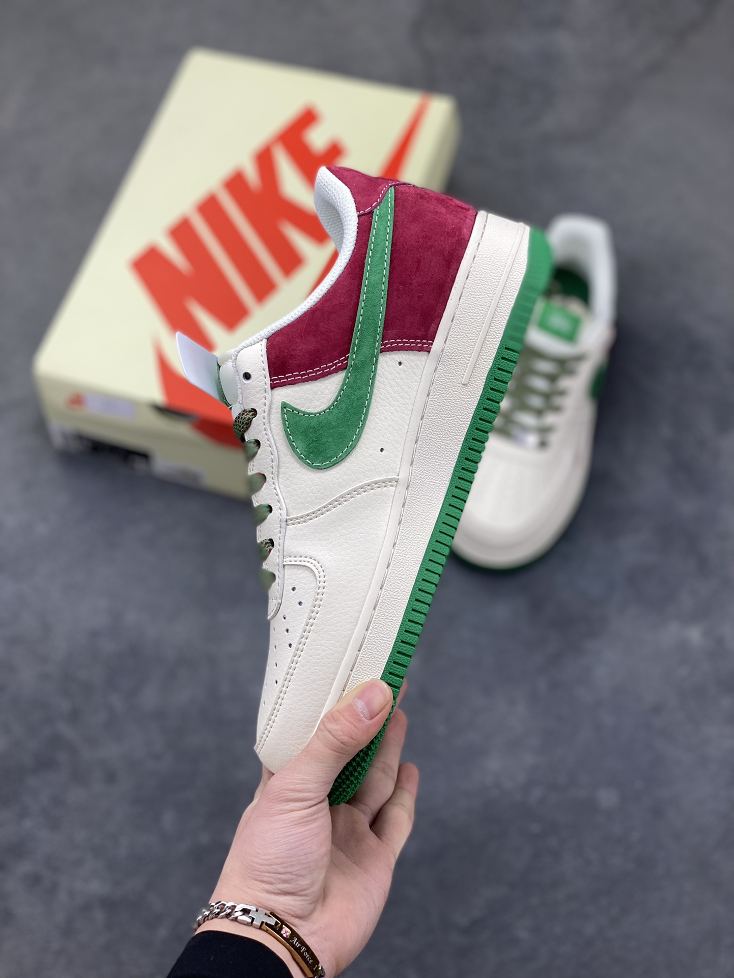 图片[3]-外爆款限量发售！高端定制Nike Air Force 1 ‘07 Low “斯图西联名——米白红绿麂皮” 高端定制 低帮休闲板鞋 定制鞋盒 大厂纯原品质出货 超高清洁度 皮料切割干净无任何毛边 细节完美 货号：XD9314-611 尺码：36 36.5 37.5 38 38.5 39 40 40.5 41 42 42.5 43 44 44.5 45-选品中心